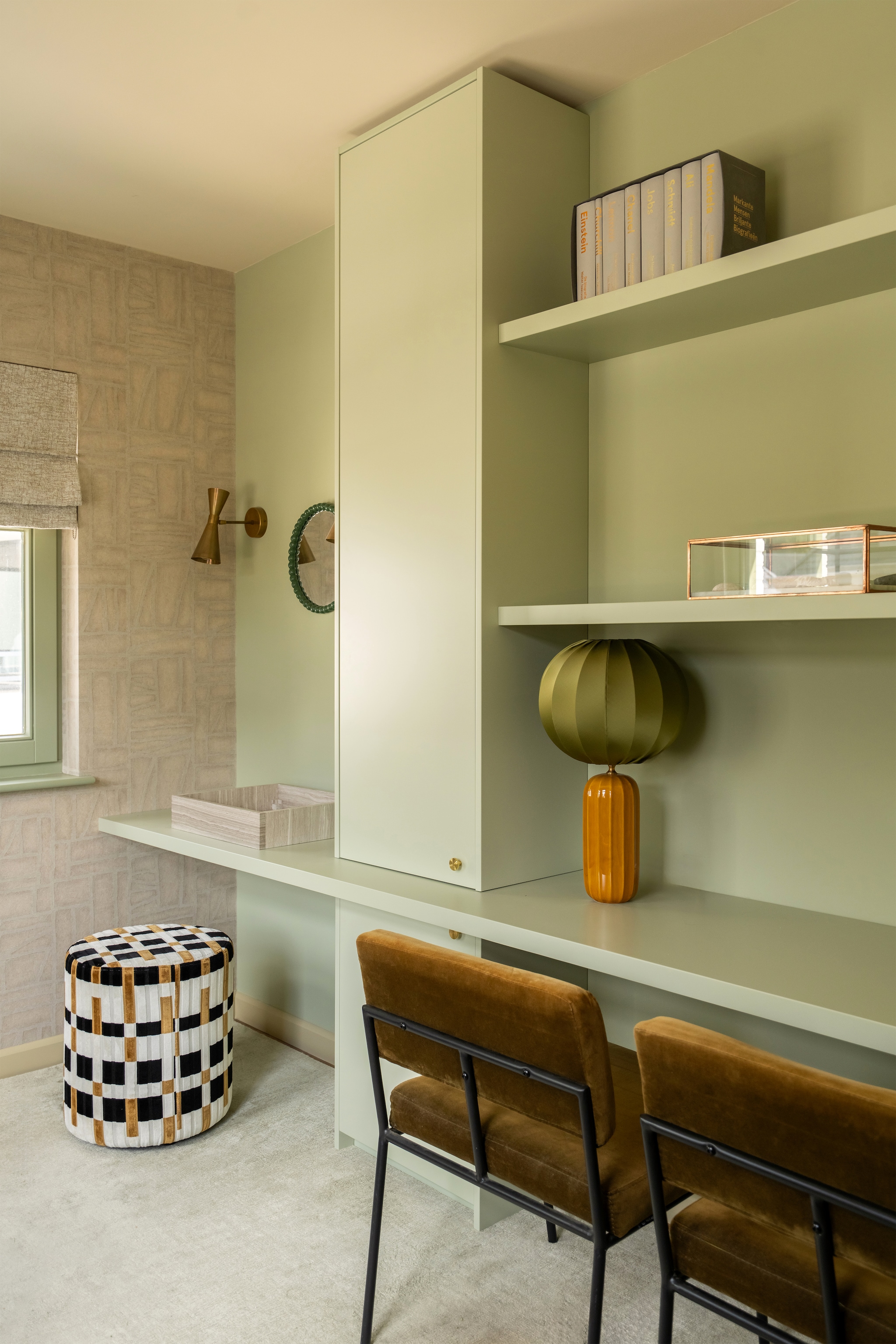 Maatwerkkast Marijn Interieurs. Kast in de kleur Vert De Terre; plafondkleur Light Stone; kozijnen Lichen van Farrow & Ball. Stoelen Fést Amsterdam. Tafellamp Sézane. Wandlamp Etsy. Spiegel Captain & Nel. Wasbak Furnified. Behang Arte Essentials Costura Bojagi Sand 57541. Poef Claudi. Vloerkleed Westwing. Vouwgordijn Kwantum. vtwonen Design 06-2026 | styling Juliette de Dreu | fotografie Lotte van Uittert