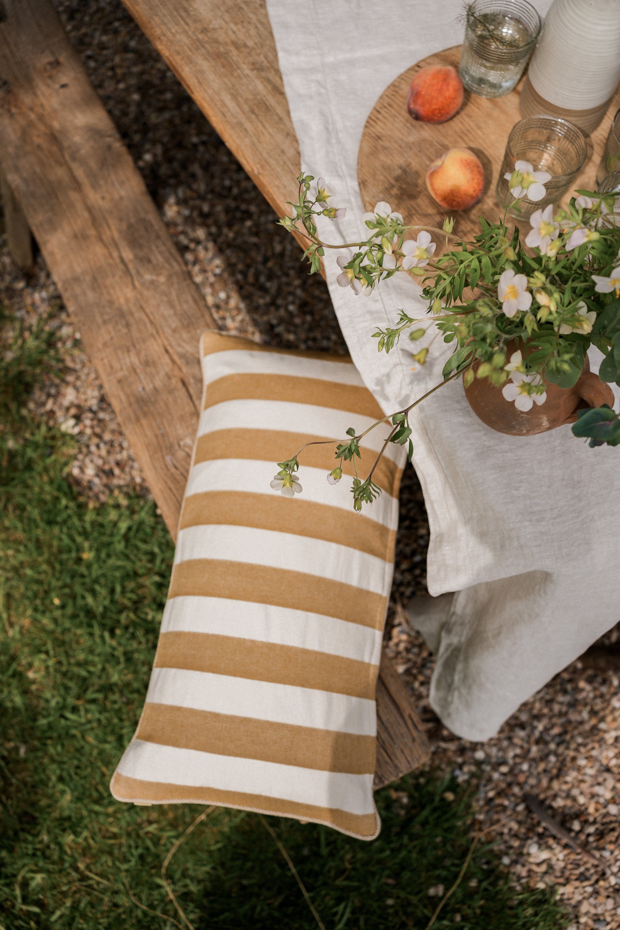 Gathered Living kussen Bold stripe, katoen, goudgeel € 24,95 (gathered-living.com). vtwonen Landelijk 06-2026 | Gathert Living