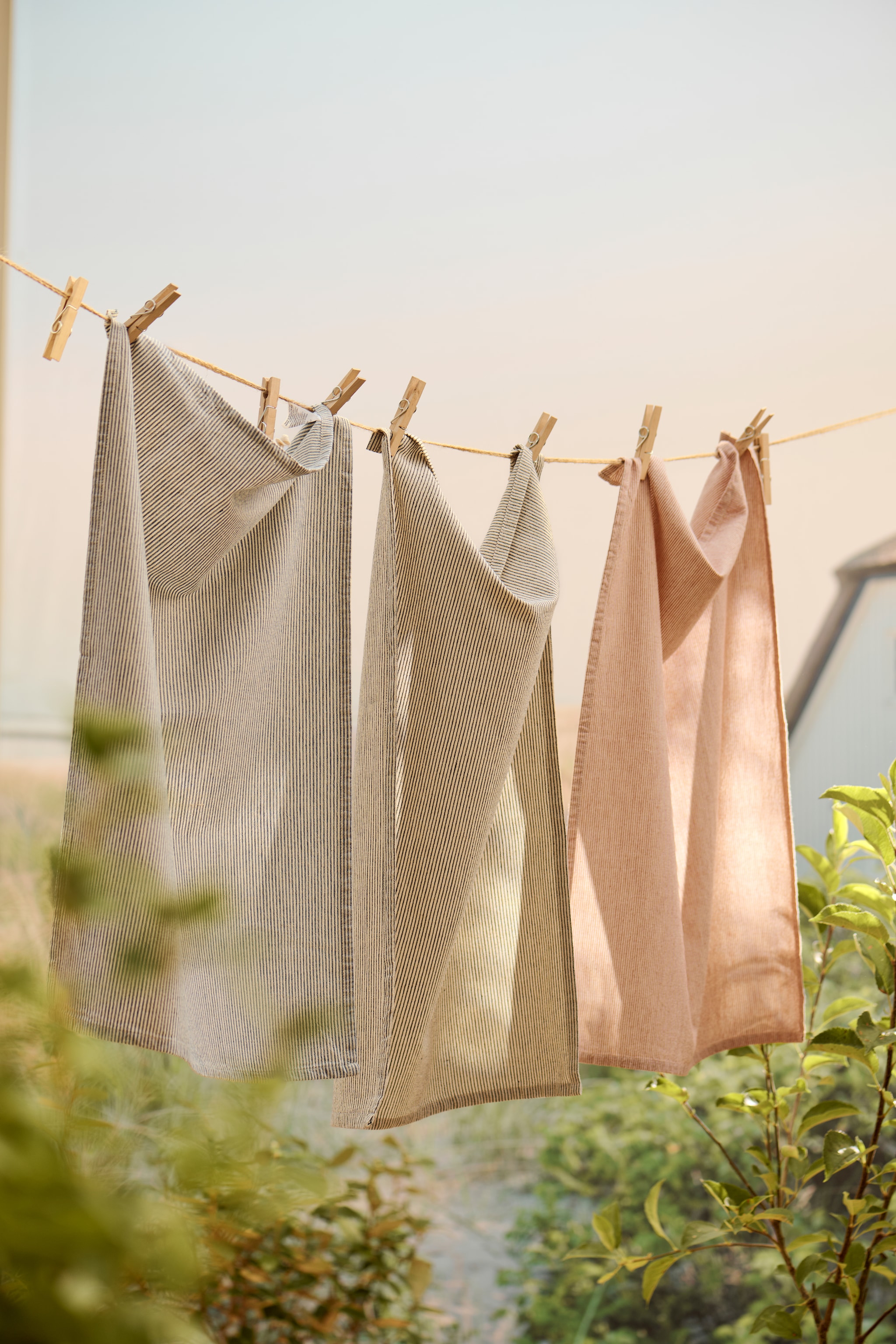 Ib Laursen theedoek Charlie, katoen, blauw gestreept € 7,50, theedoek Liva, katoen, beige, 70x50 cm (lxb) € 7,50, theedoek Matilde, katoen, roze, 70x50 cm (lxb) € 7,50 (iblaursen.nl). vtwonen Landelijk 06-2026 | IB laursen