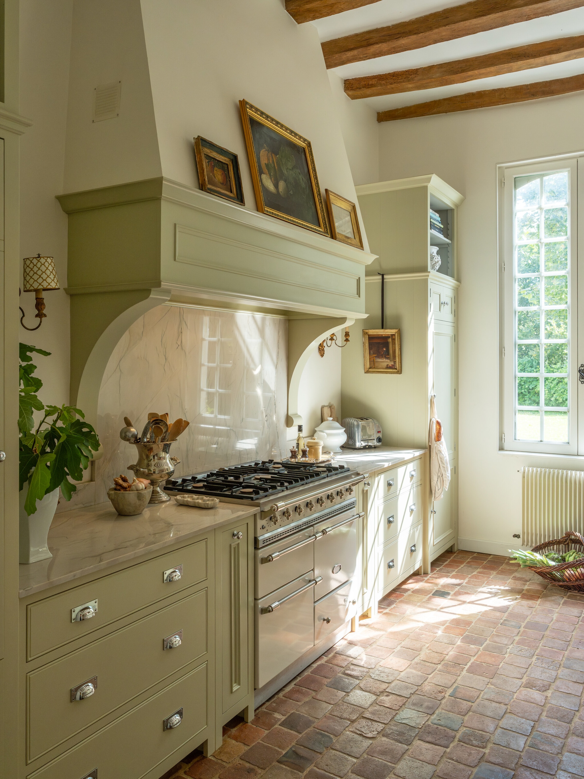 Neptune keuken Chichester, hout, dove grey, prijs op aanvraag (theclassichouse.eu). vtwonen Landelijk 06-2026 | Neptune