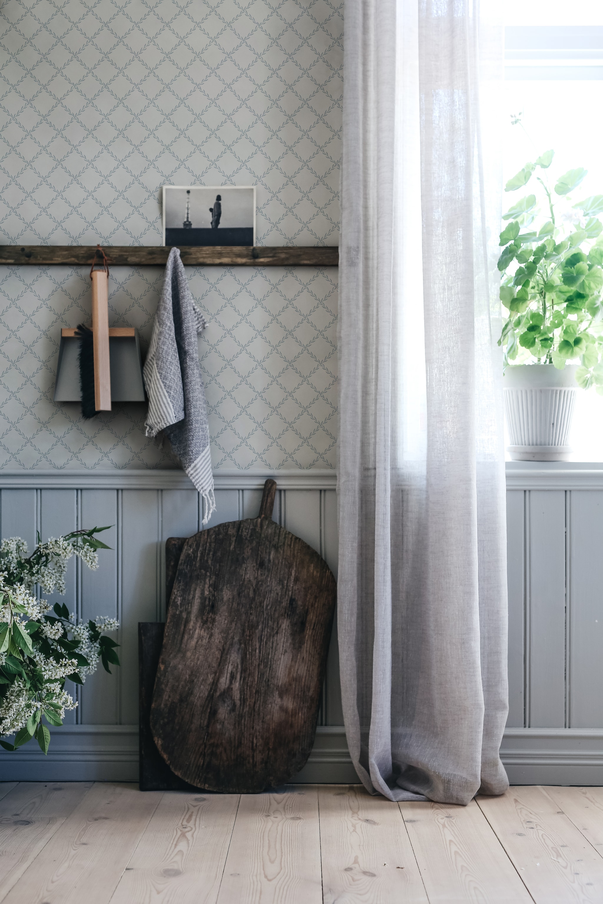 Sandberg behang Trellis, vliesbehang, misty blue, 53 cm x 10 m (bxh), per rol€ 76,- (sandbergwallpaper.com). vtwonen Landelijk 06-2026 | Sandberg wallpaper