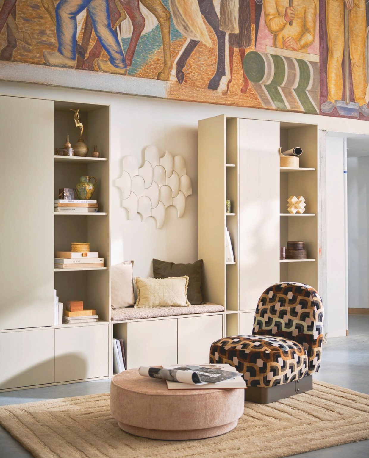 vtwonen poef Pearl, chenille, natural melange, 80x28 cm (Øxh) € 199,-. 2x vtwonen opbergkast Settle Down, grenenhout, dust, 108x44x218 cm (bxdxh) € 699,- met ertussen vtwonen tv-meubel/bank Settle Down, grenenhout, dust, 108x44x45 cm (bxdxh) € 519,- (exclusief kussen € 399,-).M.m.v. woood.nl (vloerkleed), cocooncollectables.nl (fauteuil, tegeltableau). Overig privébezit. vtwonen collectie 07-2025 | styling Cleo Scheulderman | fotografie Jeroen van der Spek