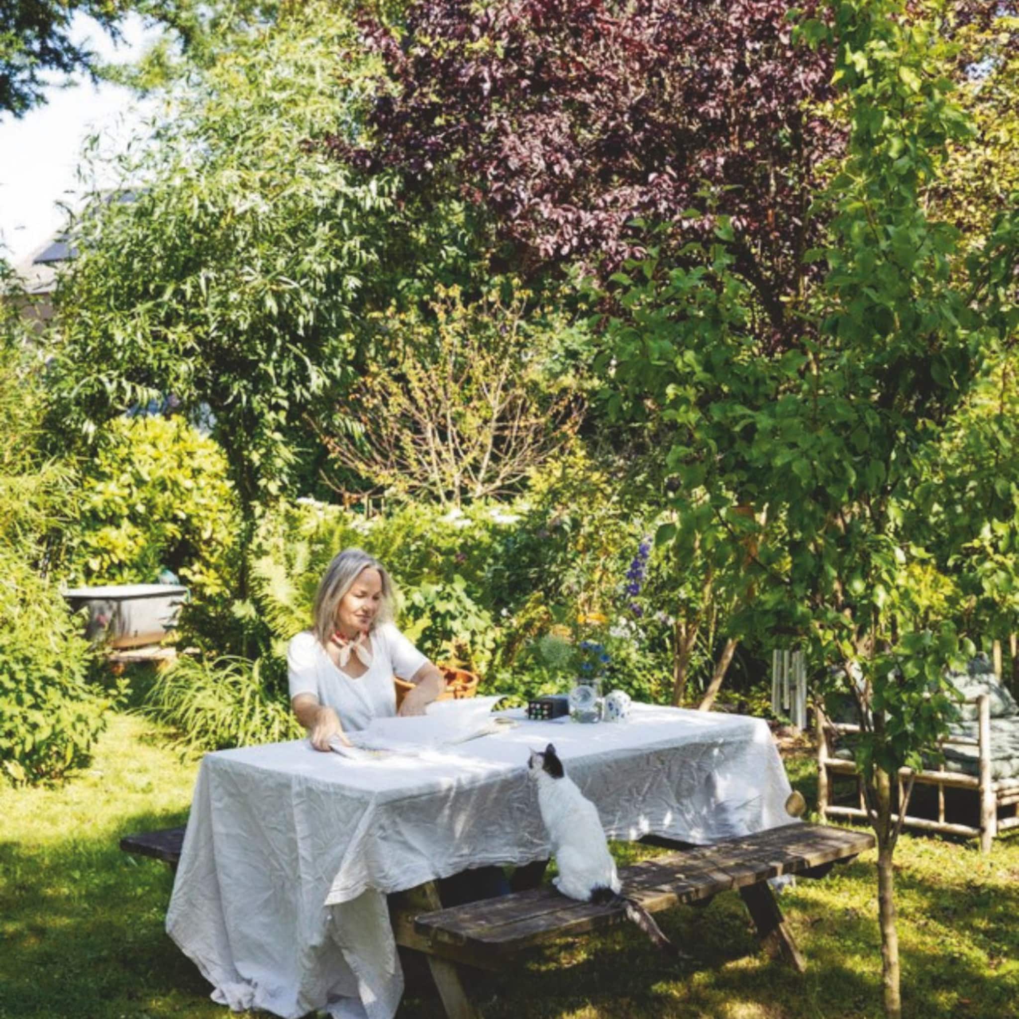 binnenkijken in een tuin vol groen