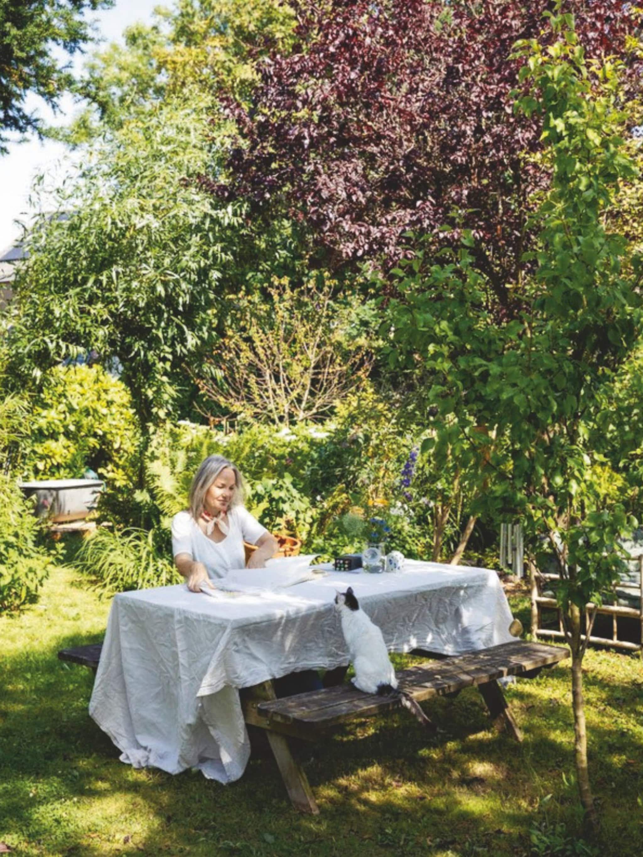 binnenkijken in een tuin vol groen