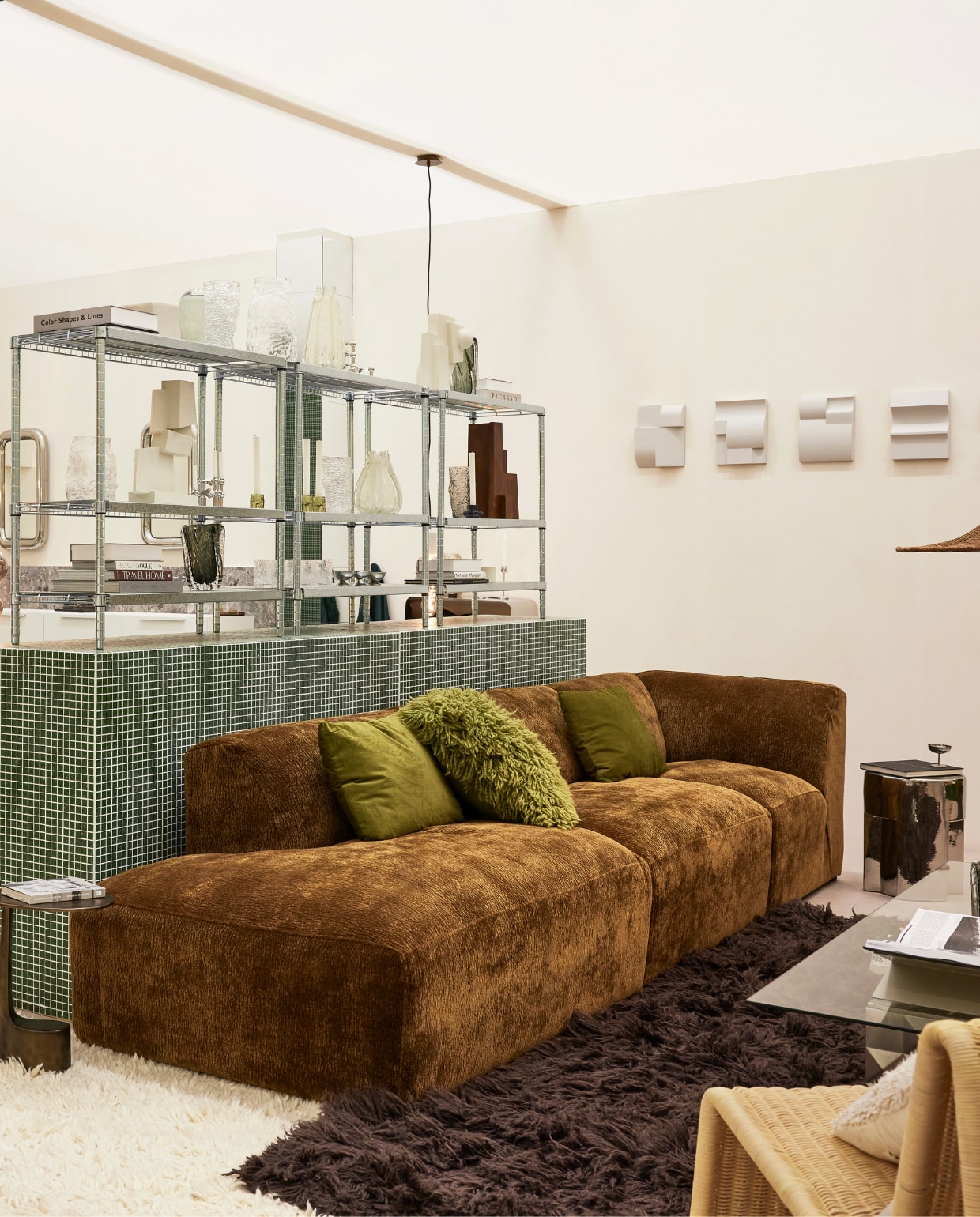 Vloer Novilon Structura Sandstone Cotton 2110 van vtwonen door Forbo

Muurverf Structuurverf in Lin Lisse van Betonlook

Lichtgrijze wandsculpturen Set van 5 Pale Grey 22.05 Erosian, 22.07 Giant, 22.02 Bonne, 22.03 Cece, 22.10 Journey van Edith Beurskens. Mozaïektegels achter de bank GM26 Dark Green Soft Grain van The Mosaic Factory. Overige productinformatie via https://www.vtwonen.nl/vtwonenbeurs/productinformatie-marlies-new-brutalism~ecb61a6.  vtwonen beurs 2024 | styling Marlies Does | fotografie Alexander van Berge