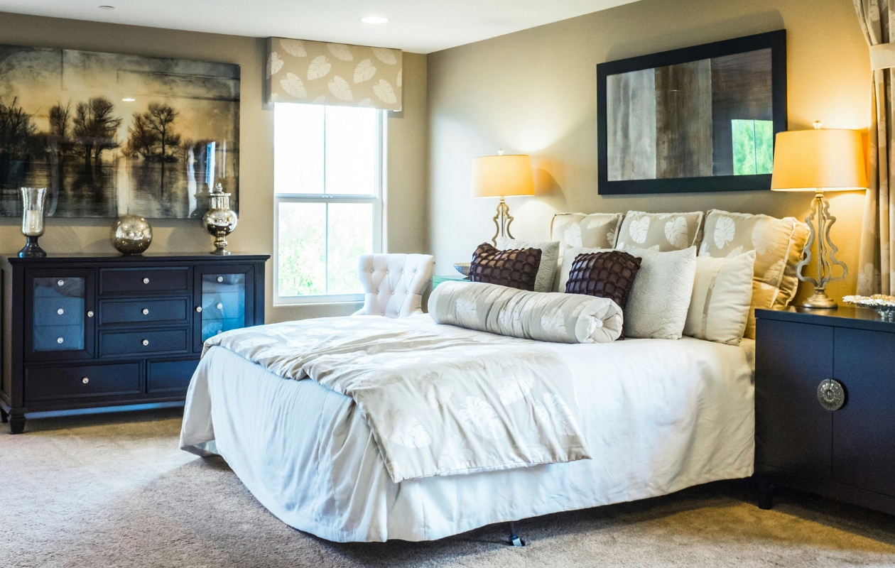 Slaapkamer met tapijt Foto via Unsplash