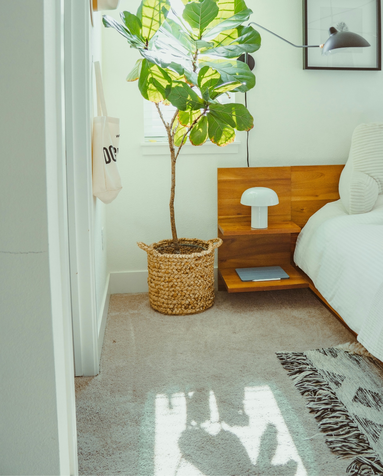 Slaapkamer met tapijt Foto via Unsplash