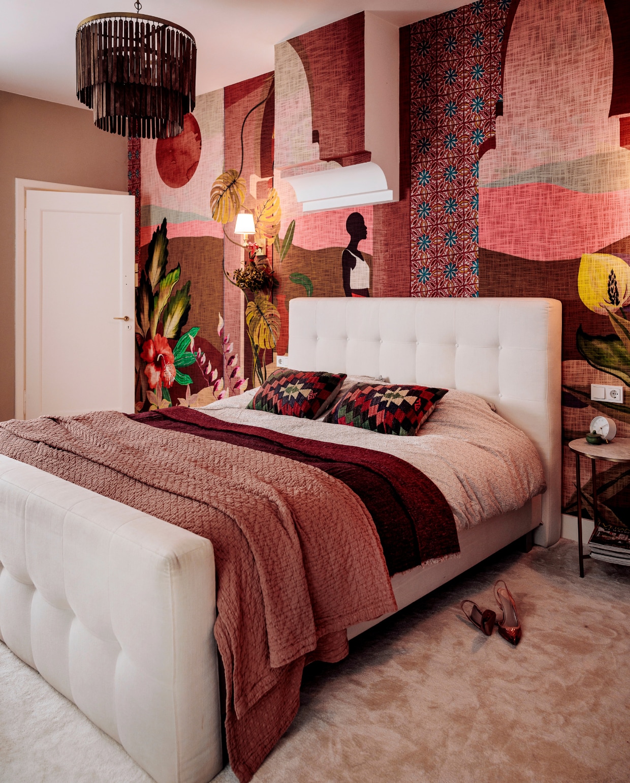 Behang Les Mystères de Madagascar van Arte, kussens Trove, wandlampen Hudson Valley Lighting, vloerbedekking Cunera. Overig onbekend. vtwonen 13-2023 | styling Ilona Jongepier | fotografie Ernie Enkelaar