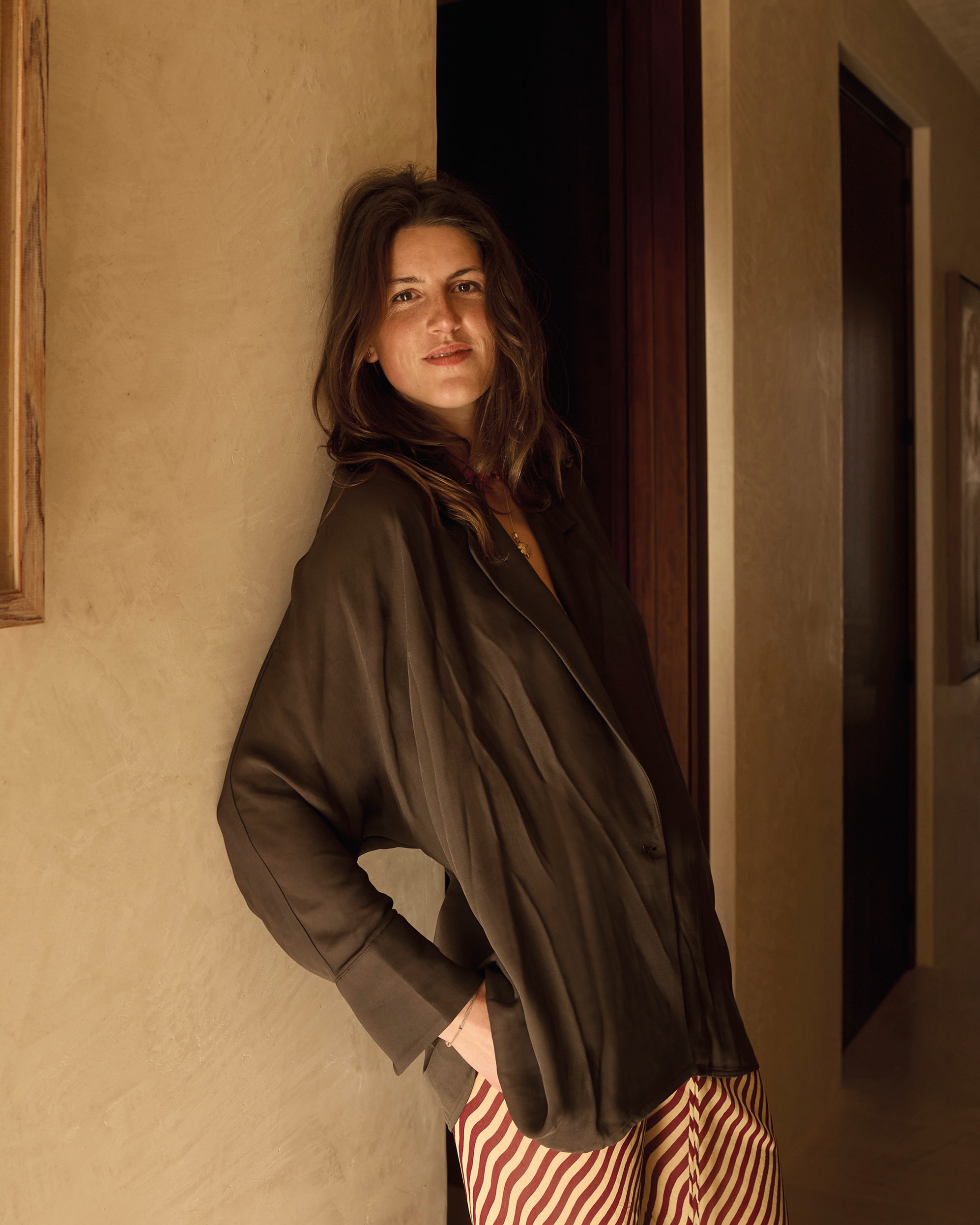 Blouse Massimo Dutti. Broek Rat & Boa. Ketting Jewelry By Dominique. vtwonen design 03-2026 | fotografie Daniëlle Siobhán