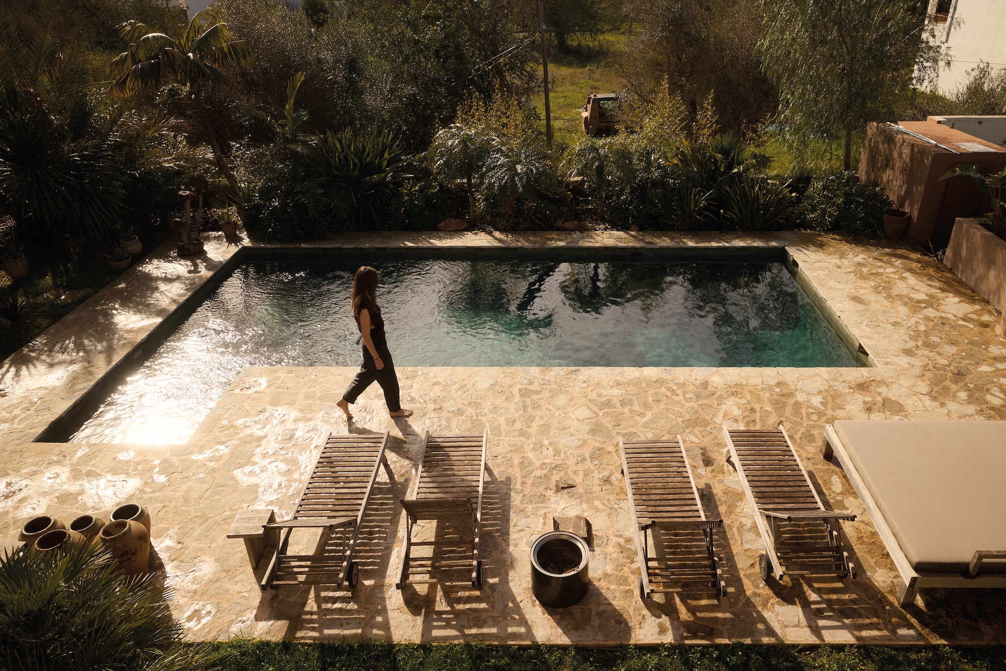 Tuin met tropische planten. Tegels Flagstones. Soortgelijke ligbedden Smileteak. vtwonen design 03-2026 | fotografie Daniëlle Siobhán