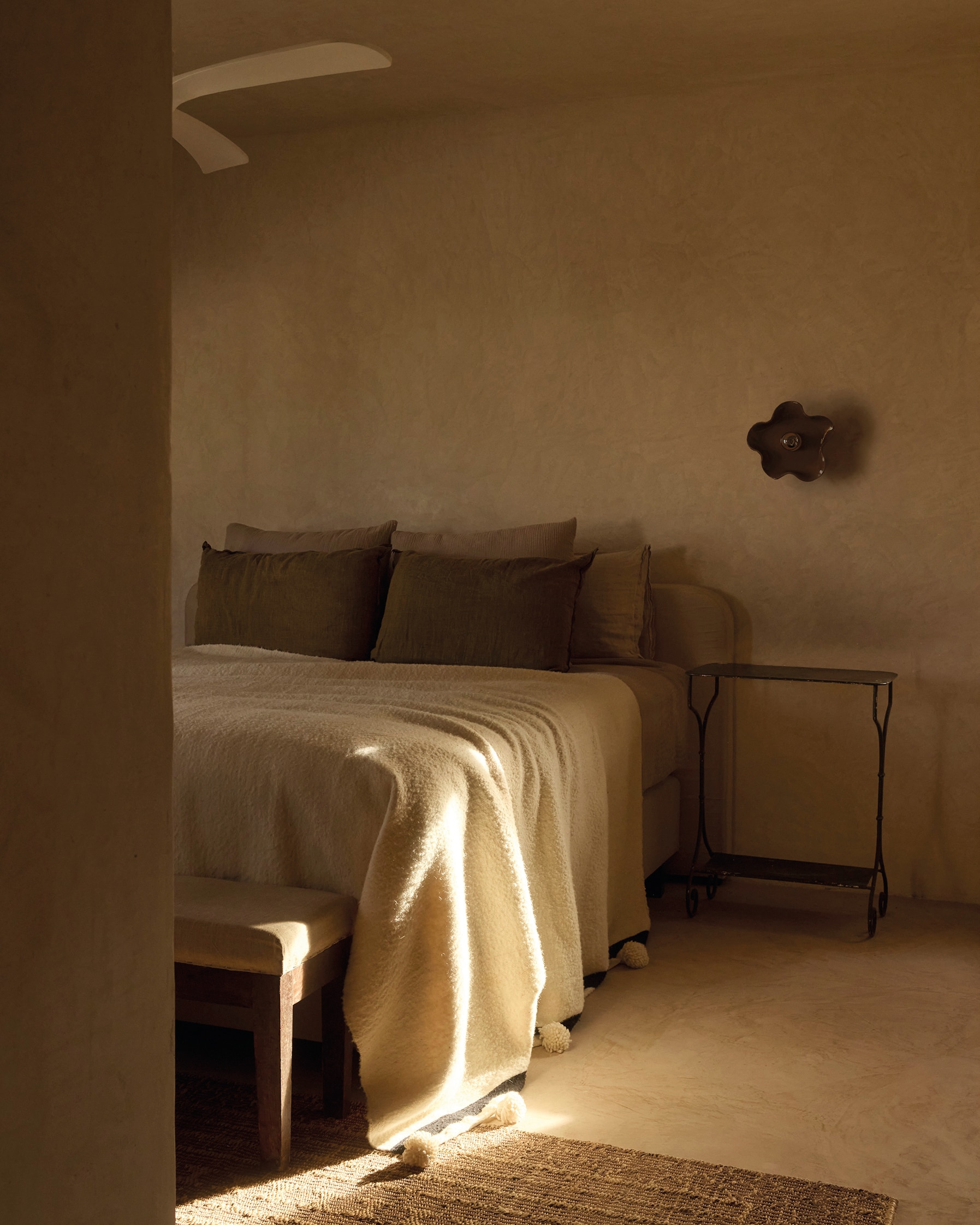 Tafel en bank van Julies opa en oma. Lamp Carré Coco. vtwonen design 03-2026 | fotografie Daniëlle Siobhán