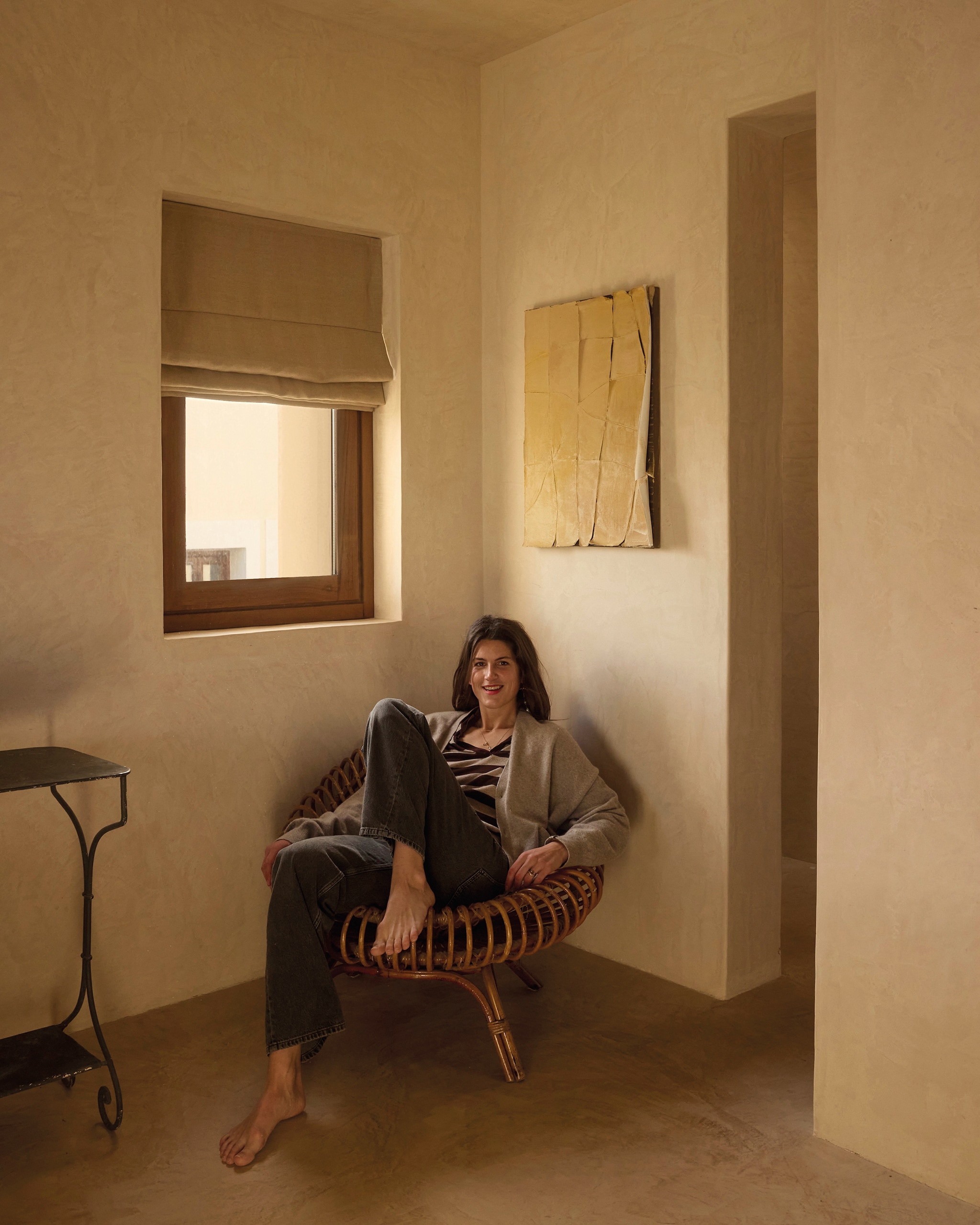 Stoel vintage. Tafel van Julies opa en oma. Vest Extreme Cashmere. Schilderij eigen werk. vtwonen design 03-2026 | fotografie Daniëlle Siobhán