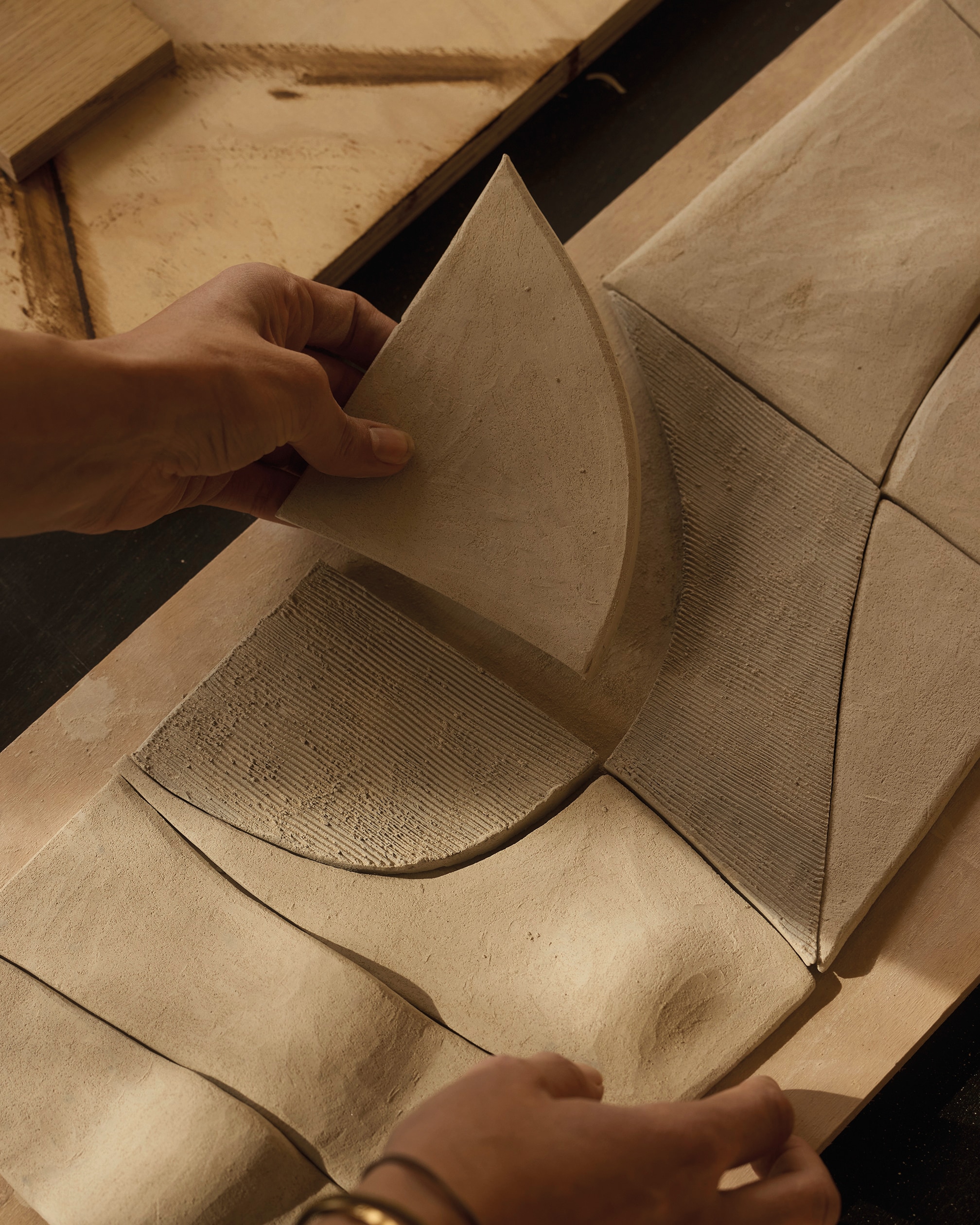 Eigen werk van Julie van keramiek. vtwonen design 03-2026 | fotografie Daniëlle Siobhán