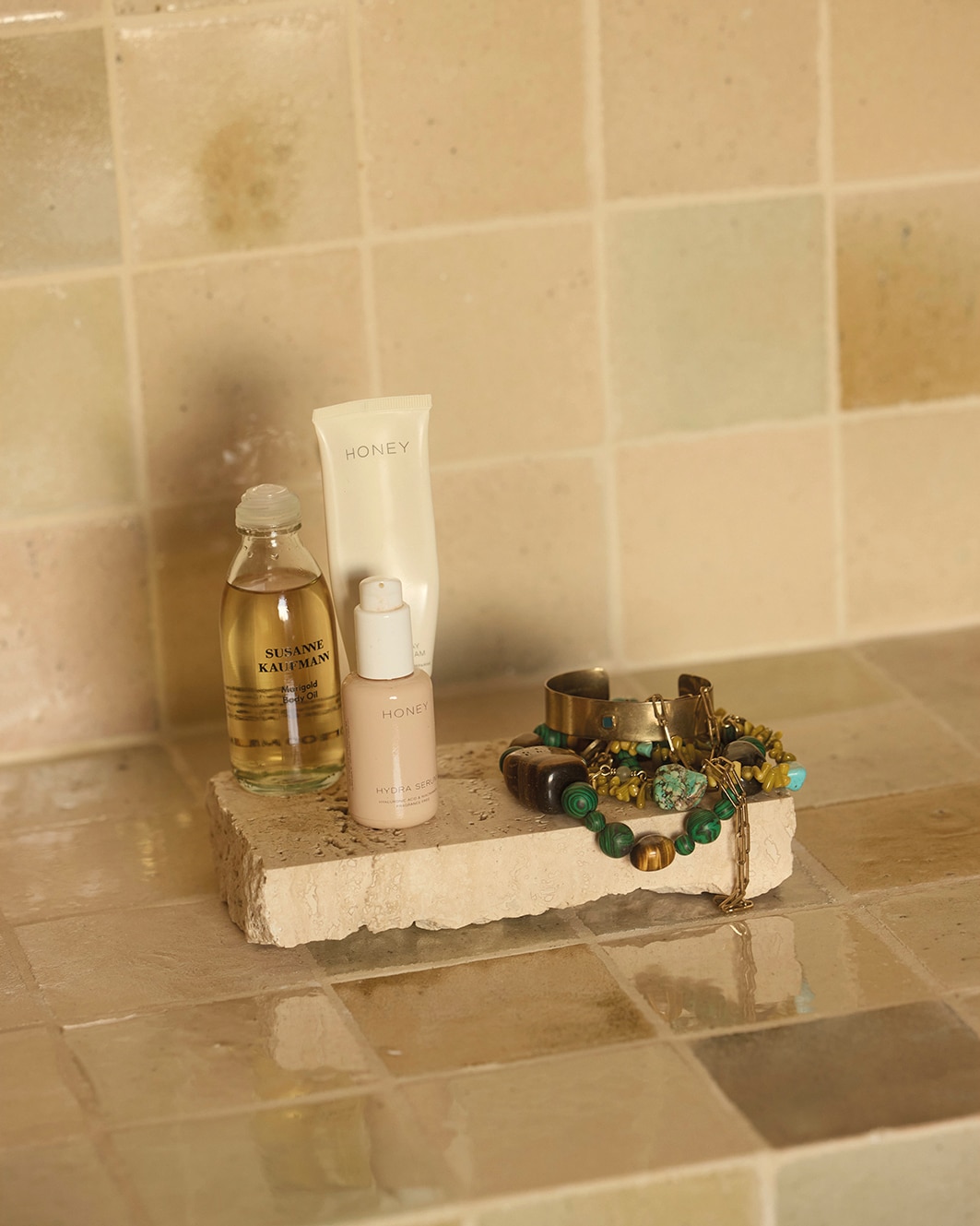 Serum en dagcrème Honey. Body oil Susanne Kaufmann. Sieraden Jewelry by Dominique. Tegels Mosafil. vtwonen design 03-2026 | fotografie Daniëlle Siobhán