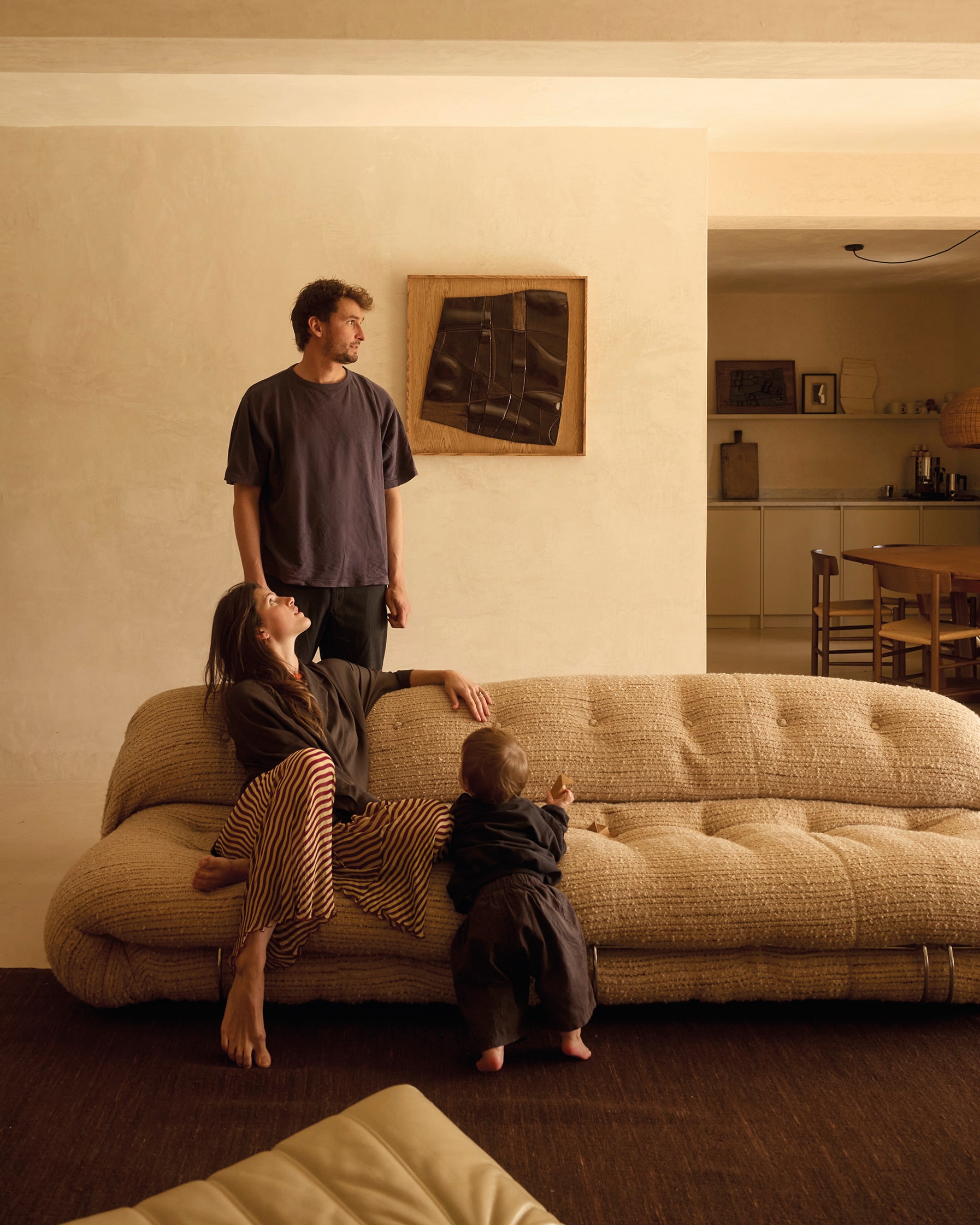 Bank Soriana van Cassina, vintage. Wandkunst van keramiek Fragments via Newhouse Gallery, eigen werk. vtwonen design 03-2026 | fotografie Daniëlle Siobhán