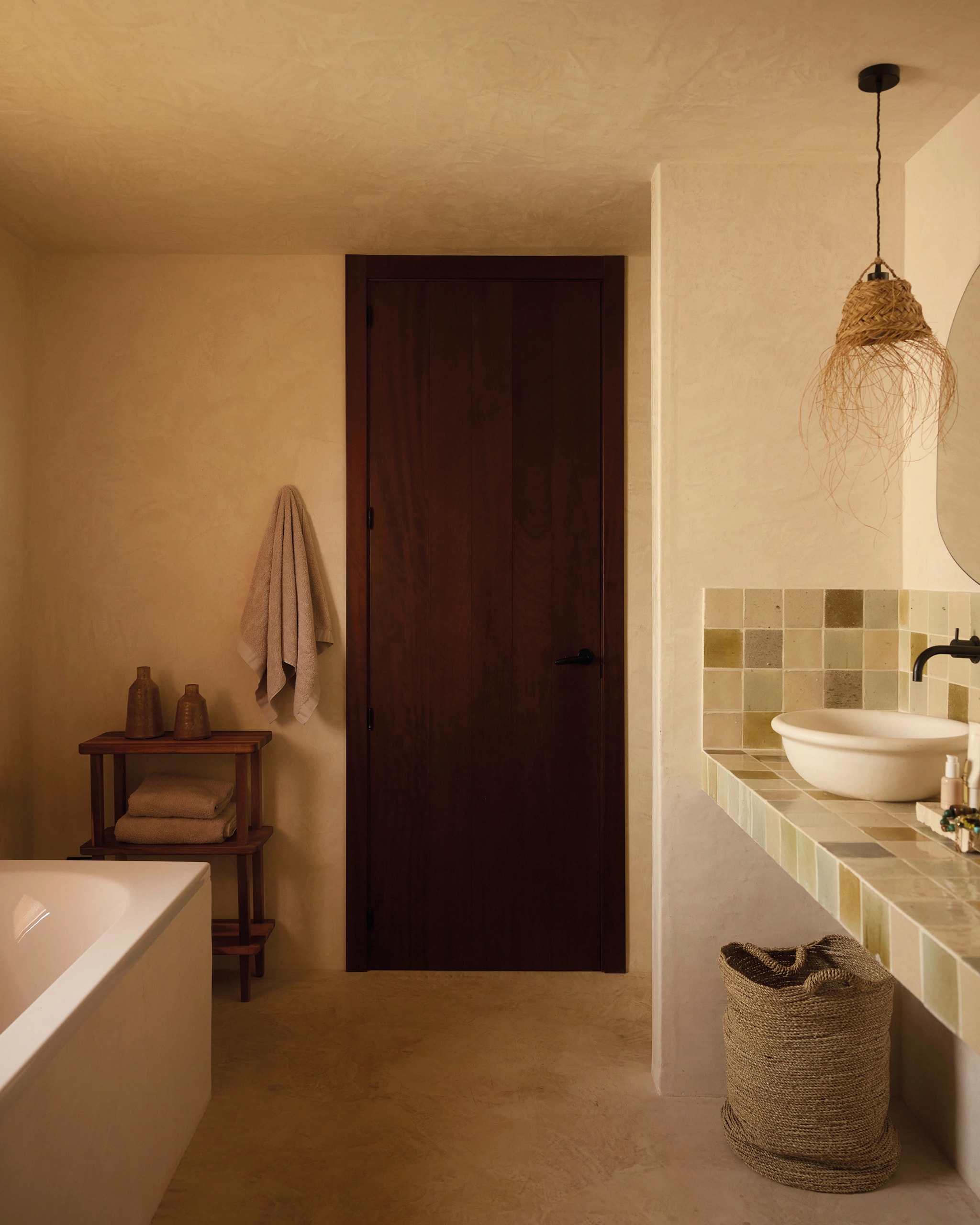 Soortgelijke hanglamp Seda’s Miracle. Soortgelijke mand Winq. Tegels Mosafil. vtwonen design 03-2026 | fotografie Daniëlle Siobhán