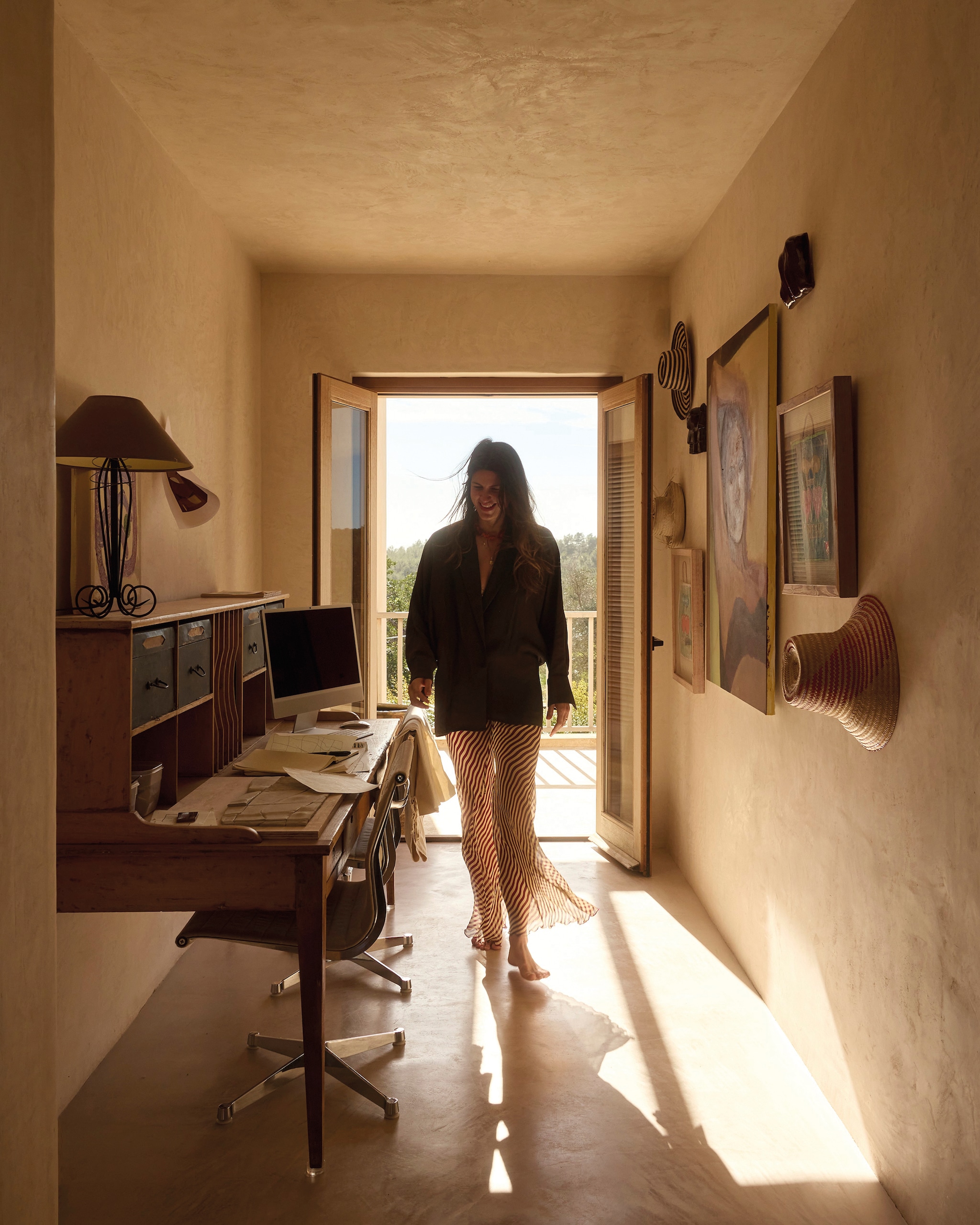 Thuiswerkplek. Bureau van Julies opa en oma. Lamp vintage. vtwonen design 03-2026 | fotografie Daniëlle Siobhán