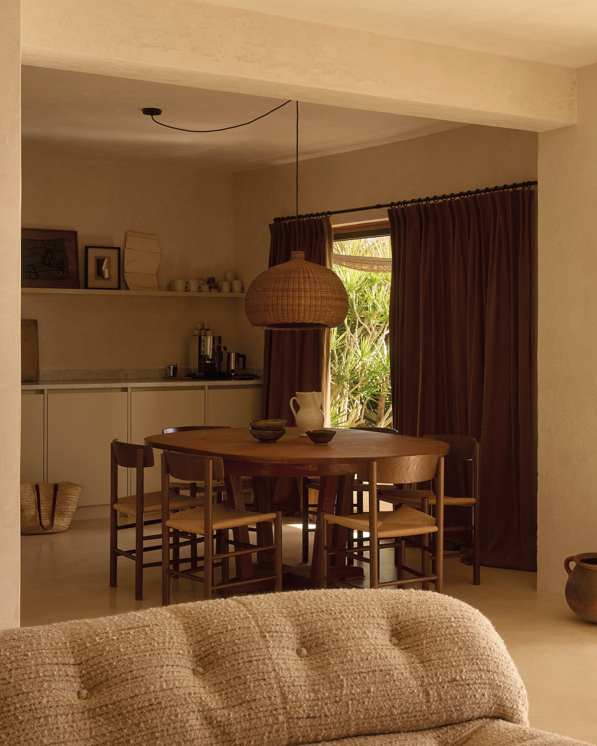 Bank Soriana van Cassina, vintage. Eetkamerstoelen Fredericia Furniture. Eettafel van de familie. Soortgelijke hanglamp Lucande. vtwonen design 03-2026 | fotografie Daniëlle Siobhán