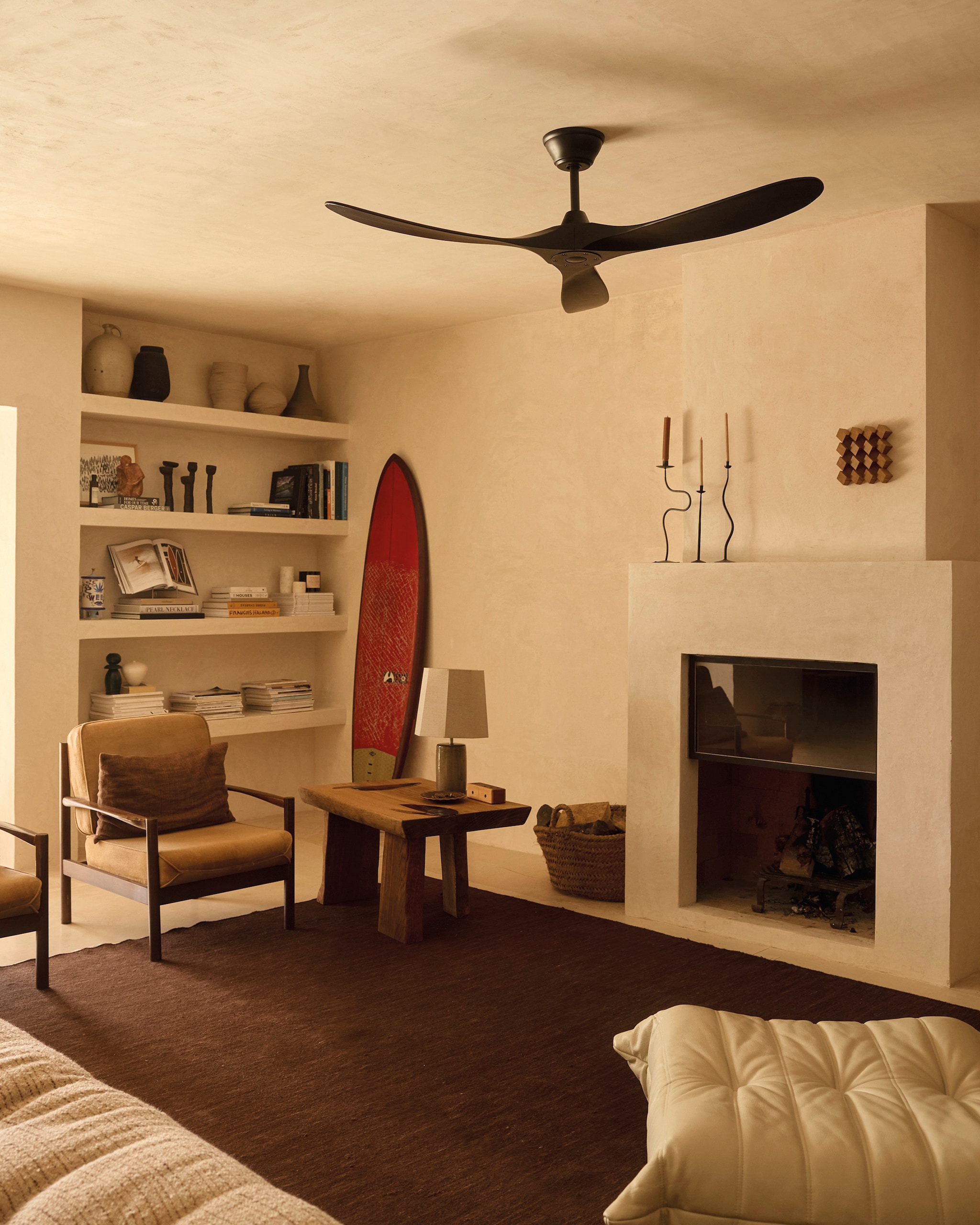 Salontafel eigen ontwerp Julie en Maarten. Meubels en kandelaars vintage. Lamp Zara Home. vtwonen design 03-2026 | fotografie Daniëlle Siobhán