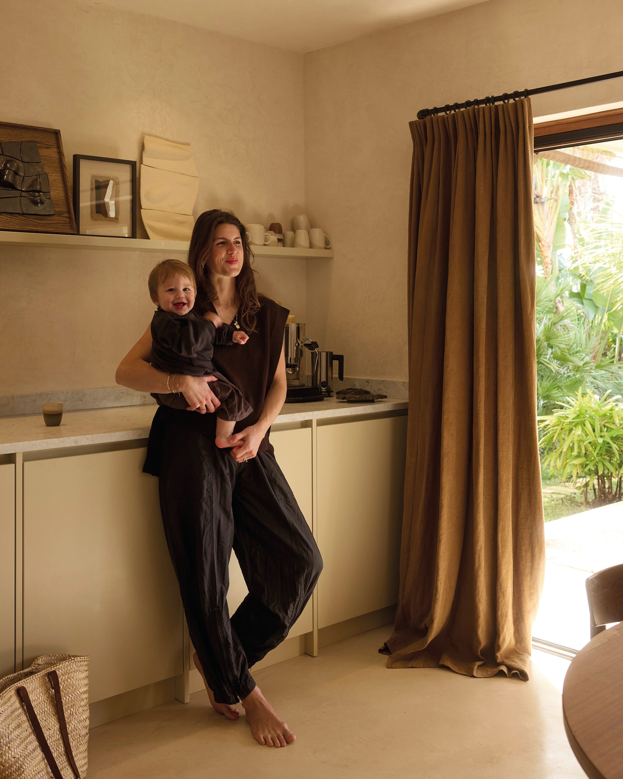 Werk op papier en van keramiek, eigen werk. Kleding Benjamin Gray Label. vtwonen design 03-2026 | fotografie Daniëlle Siobhán