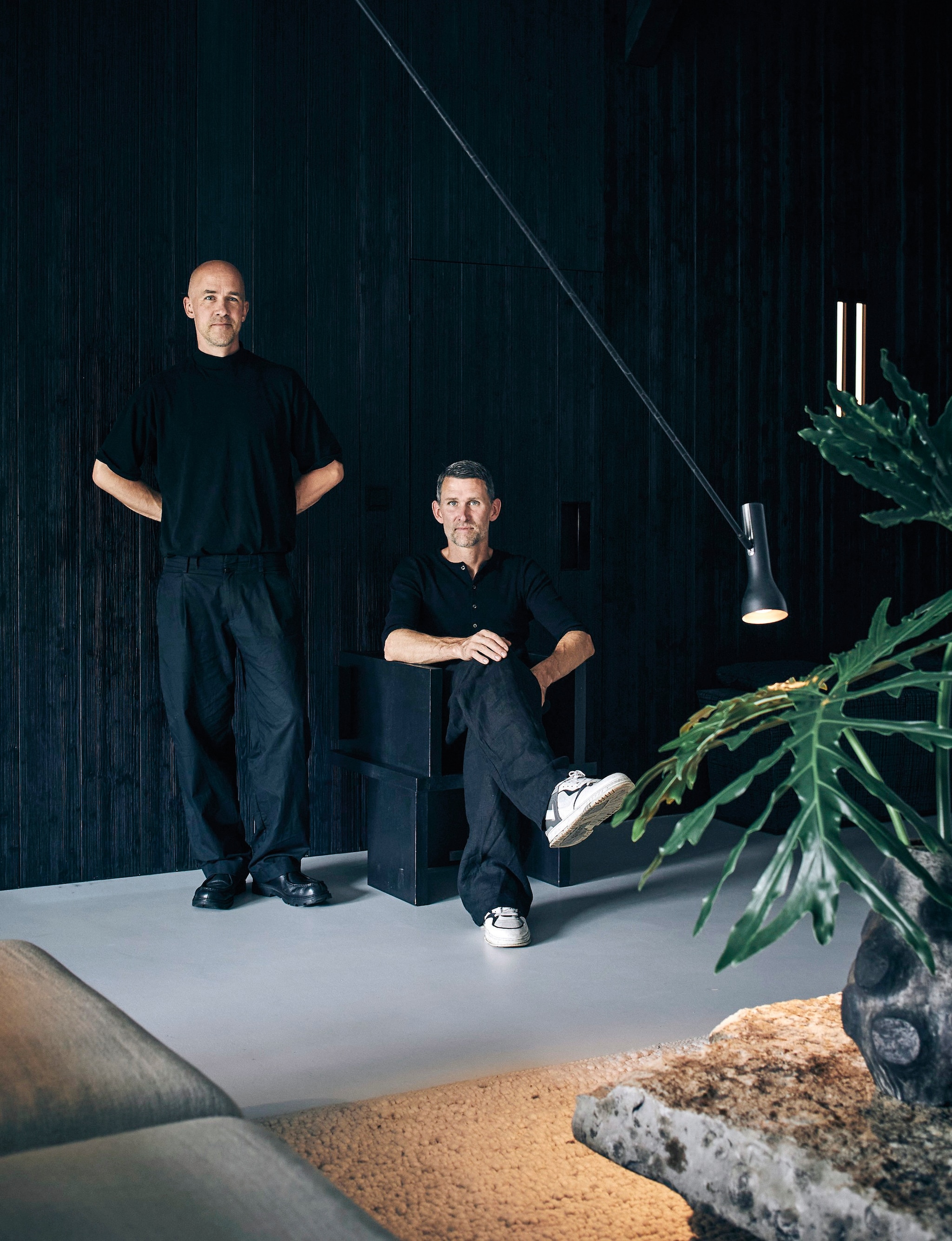 Stoel Sizar Alexis. Lamp zelf gemaakt. vtwonen landelijk 03-2026 | fotografie Peter Fehrentz