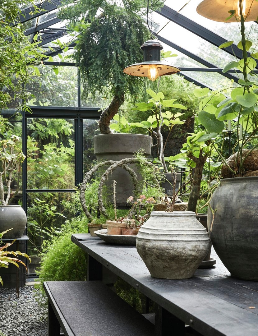 Potten van diverse vlooienmarkten. vtwonen landelijk 03-2026 | fotografie Peter Fehrentz