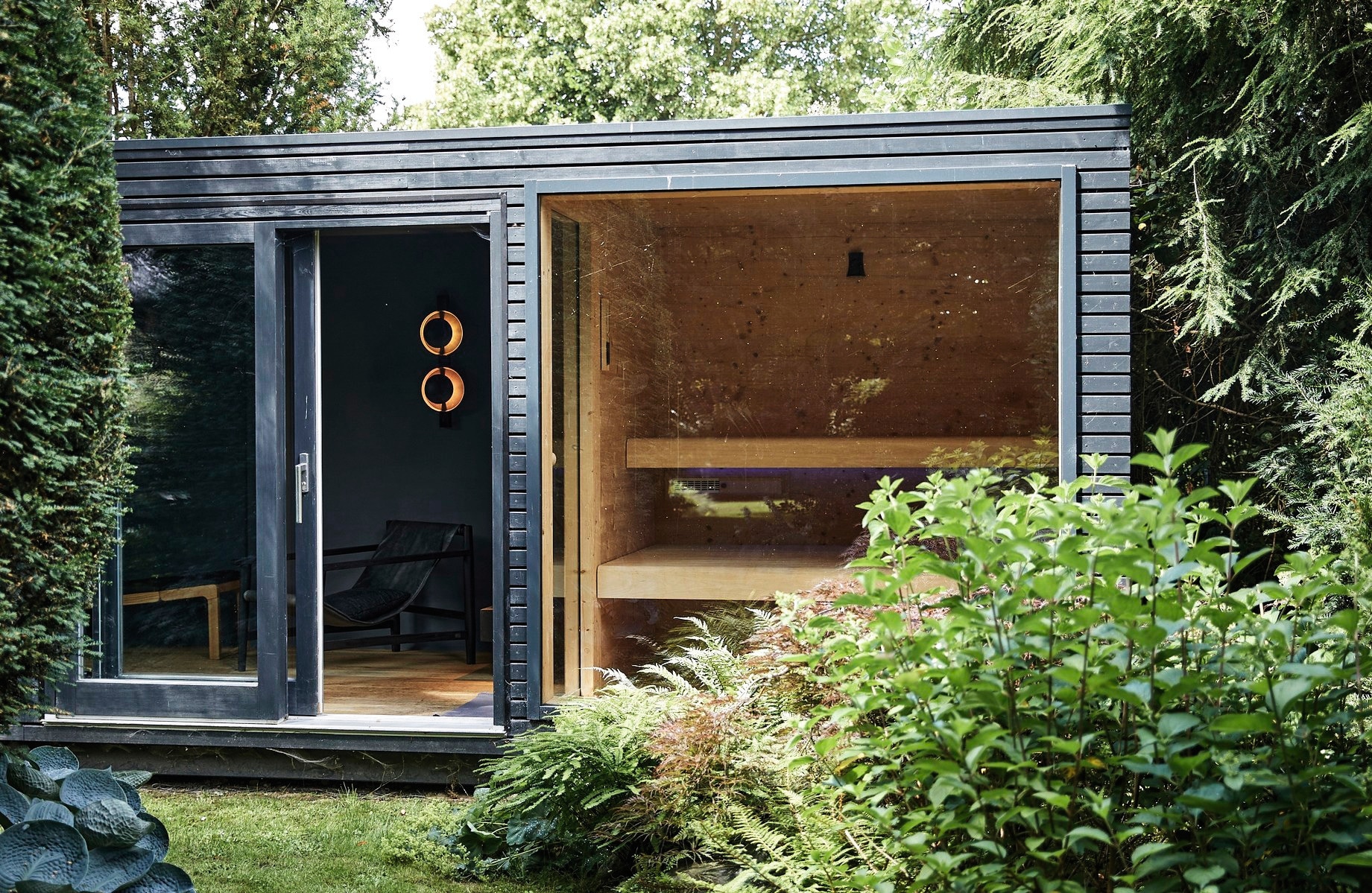 Vanuit de sauna kijk je uit op het groen. vtwonen landelijk 03-2026 | fotografie Peter Fehrentz