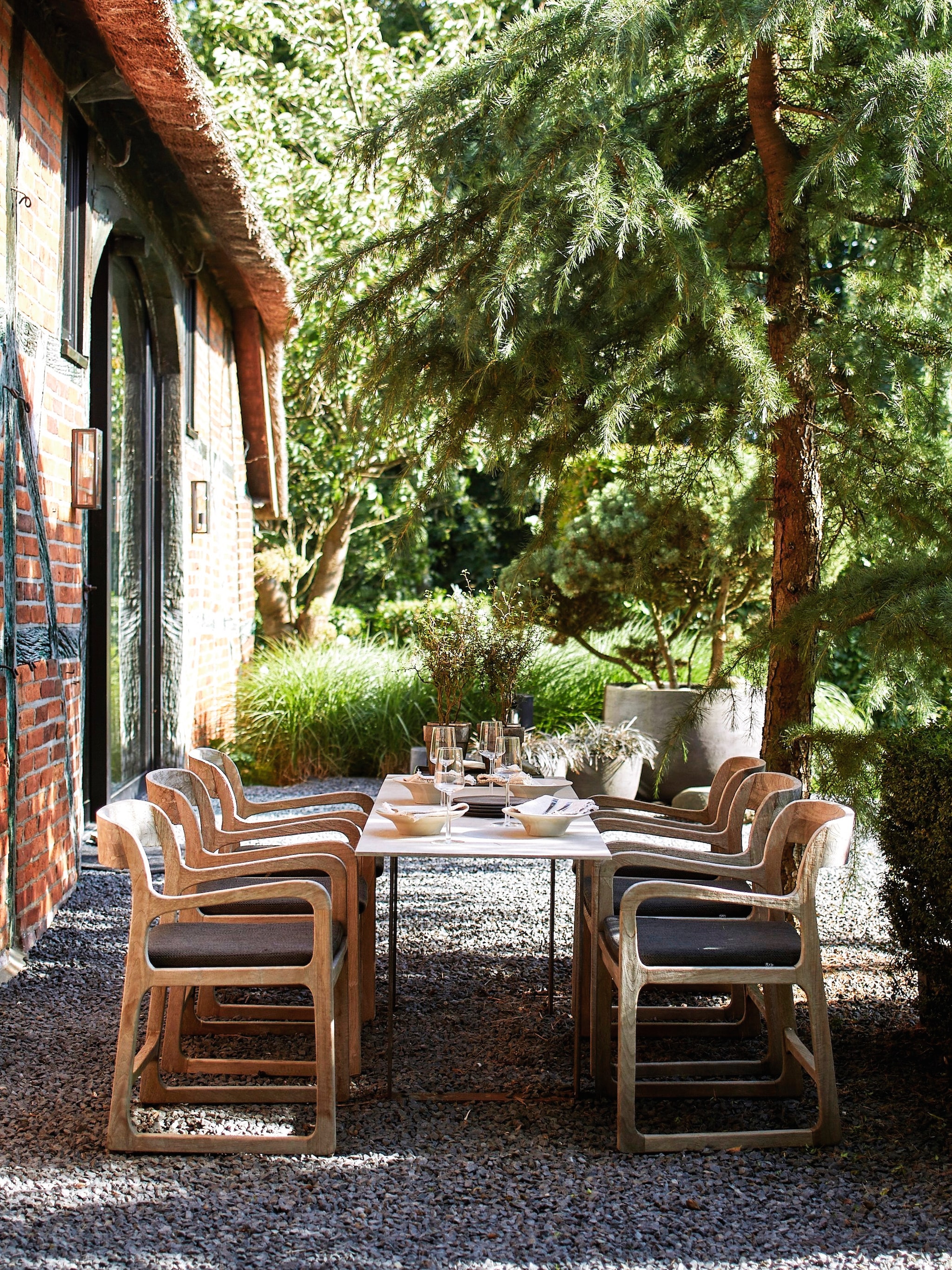 buitenkijken bij een rietgedekt rookhuis