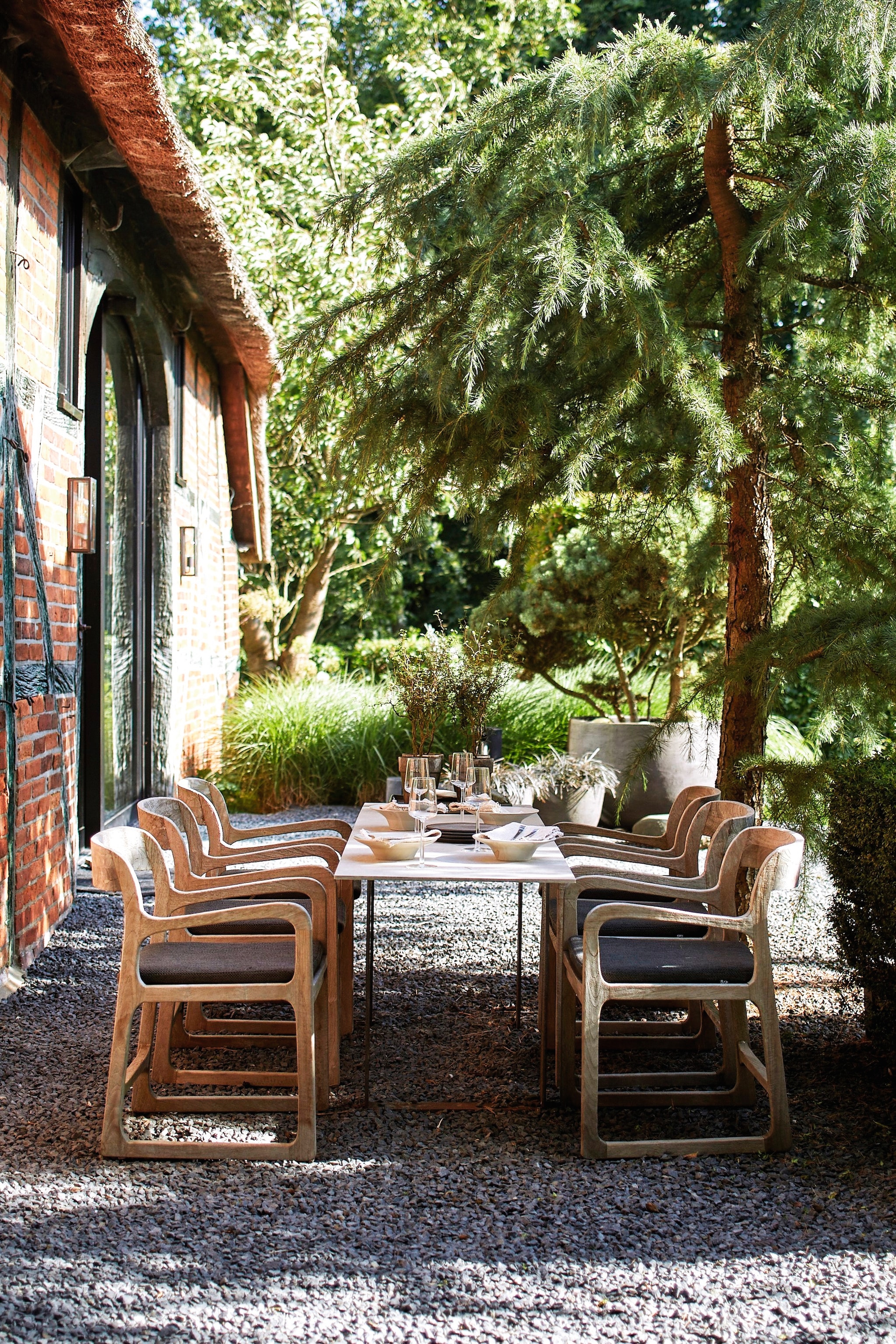 Stoelen Gommaire. Tafel zelfgemaakt. Lampen Lothar Farwick. Potten Atelier Vierkant.