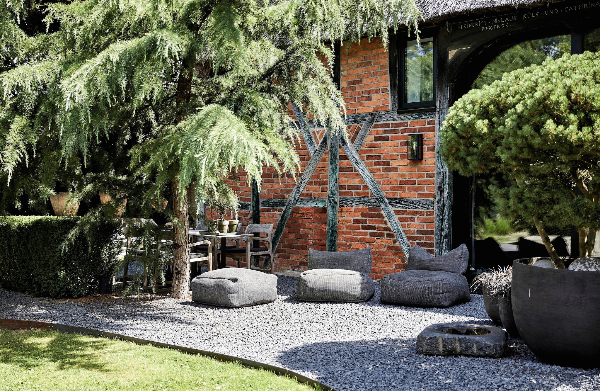 Loungekussens Roolf Living. Stoelen Gommaire. Tafel zelf gemaakt. Lampen Lothar Farwick. Potten Atelier Vierkant. Boom in pot Pinus Mugo. vtwonen landelijk 03-2026 | fotografie Peter Fehrentz