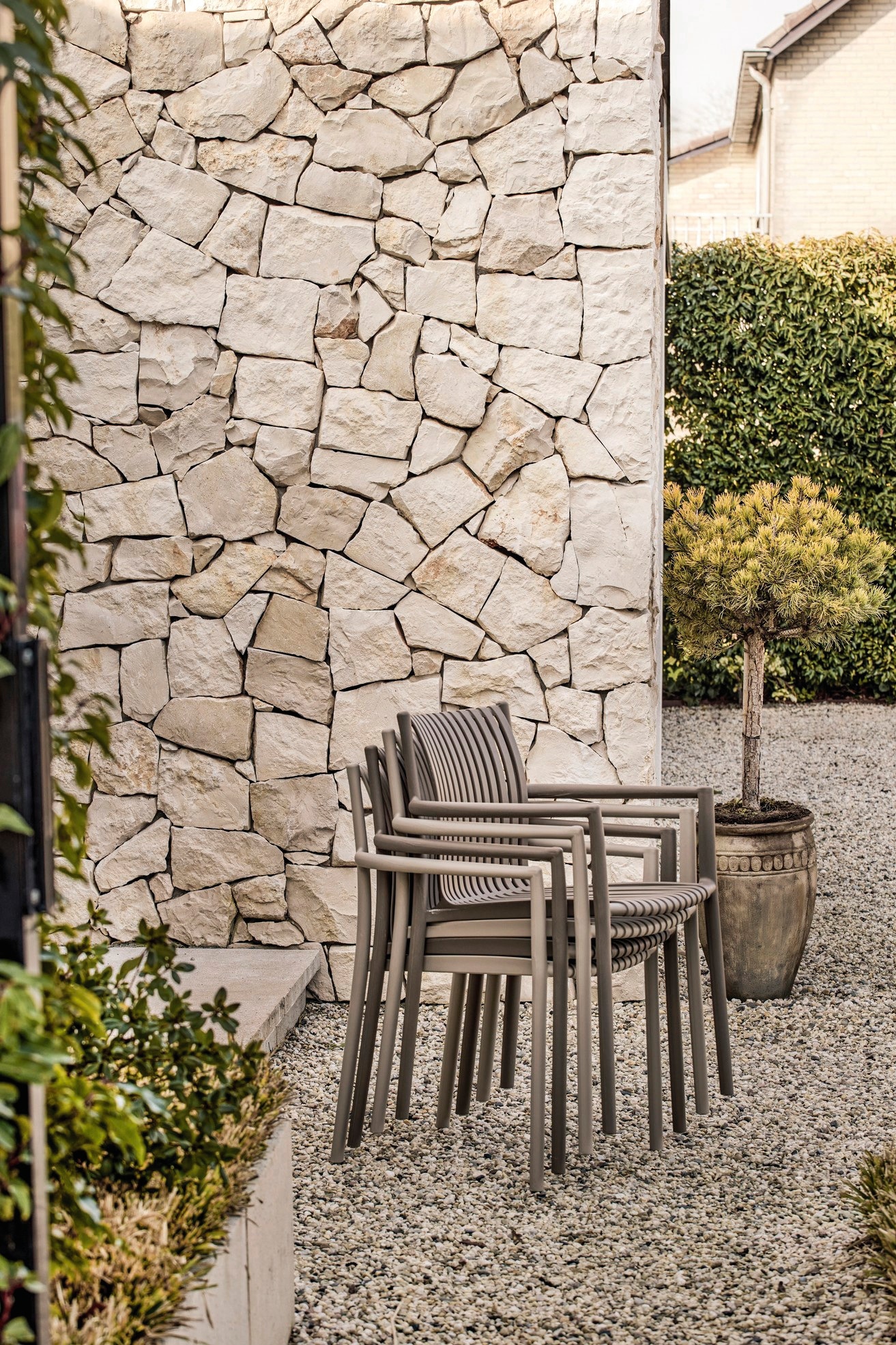 vtwonen tuinstoel Easy Going, kunststof, zand en bruin, 56x57x84 cm (bxdxh) € 99,95. vtwonen 04-2026 | styling Kim van Rossenberg | fotografie Peggy Janssen