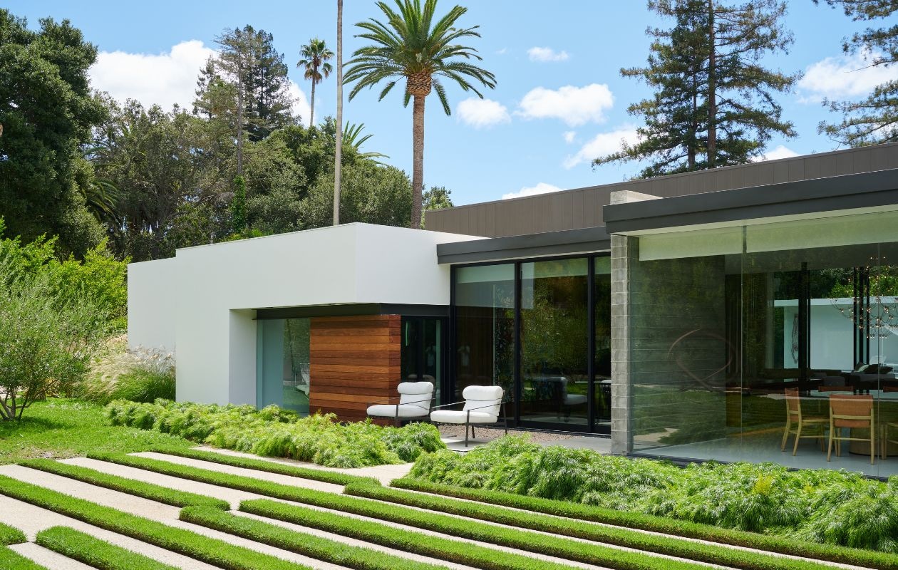 Witte fauteuils Paola Lenti. vtwonen Design 03-2026 | fotografie Valentina Sommariva