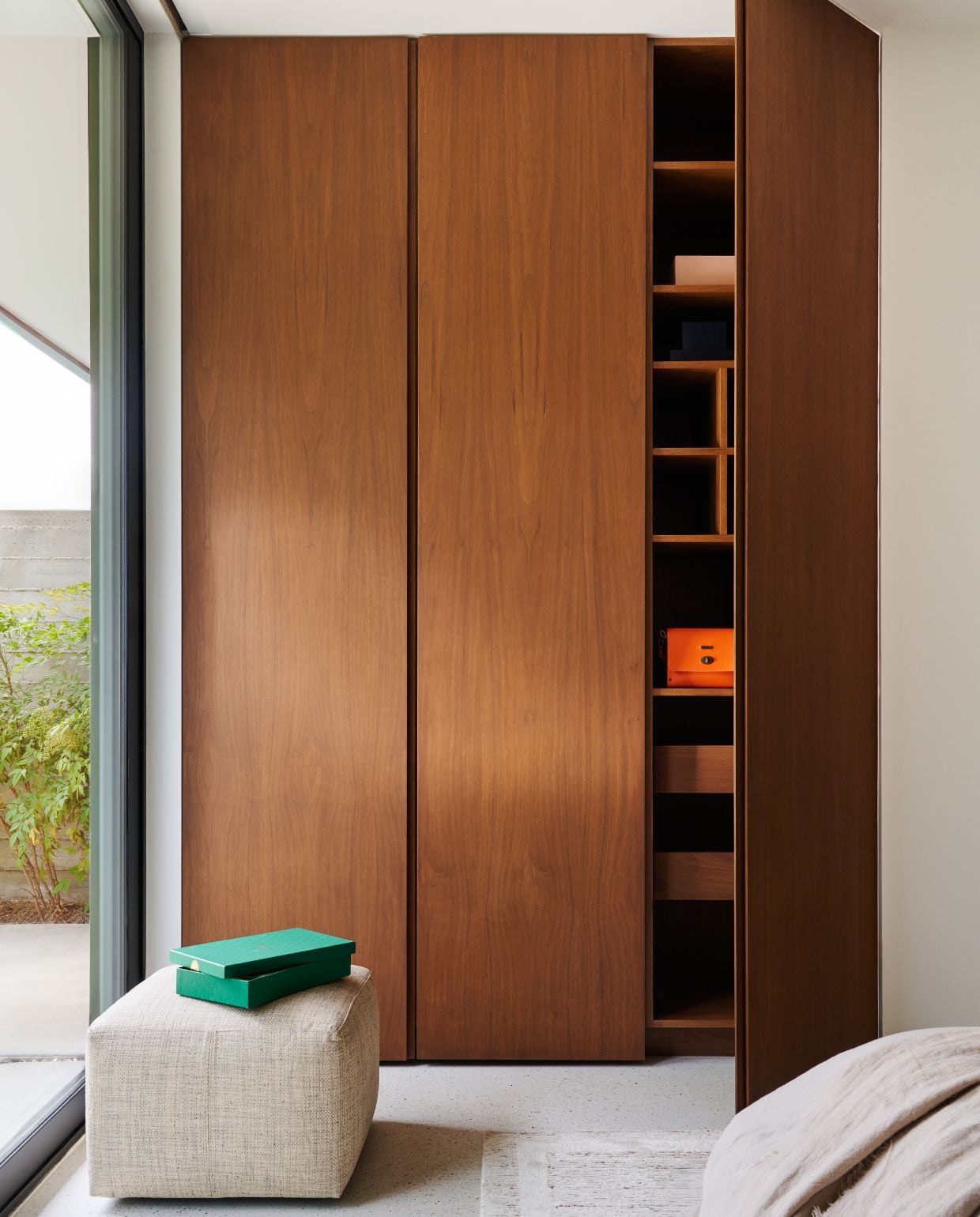 Walnoothouten inbouwkast. Vloerkleed Woven. Bedlinnen Parachute. Poef vintage. vtwonen Design 03-2026 | fotografie Valentina Sommariva