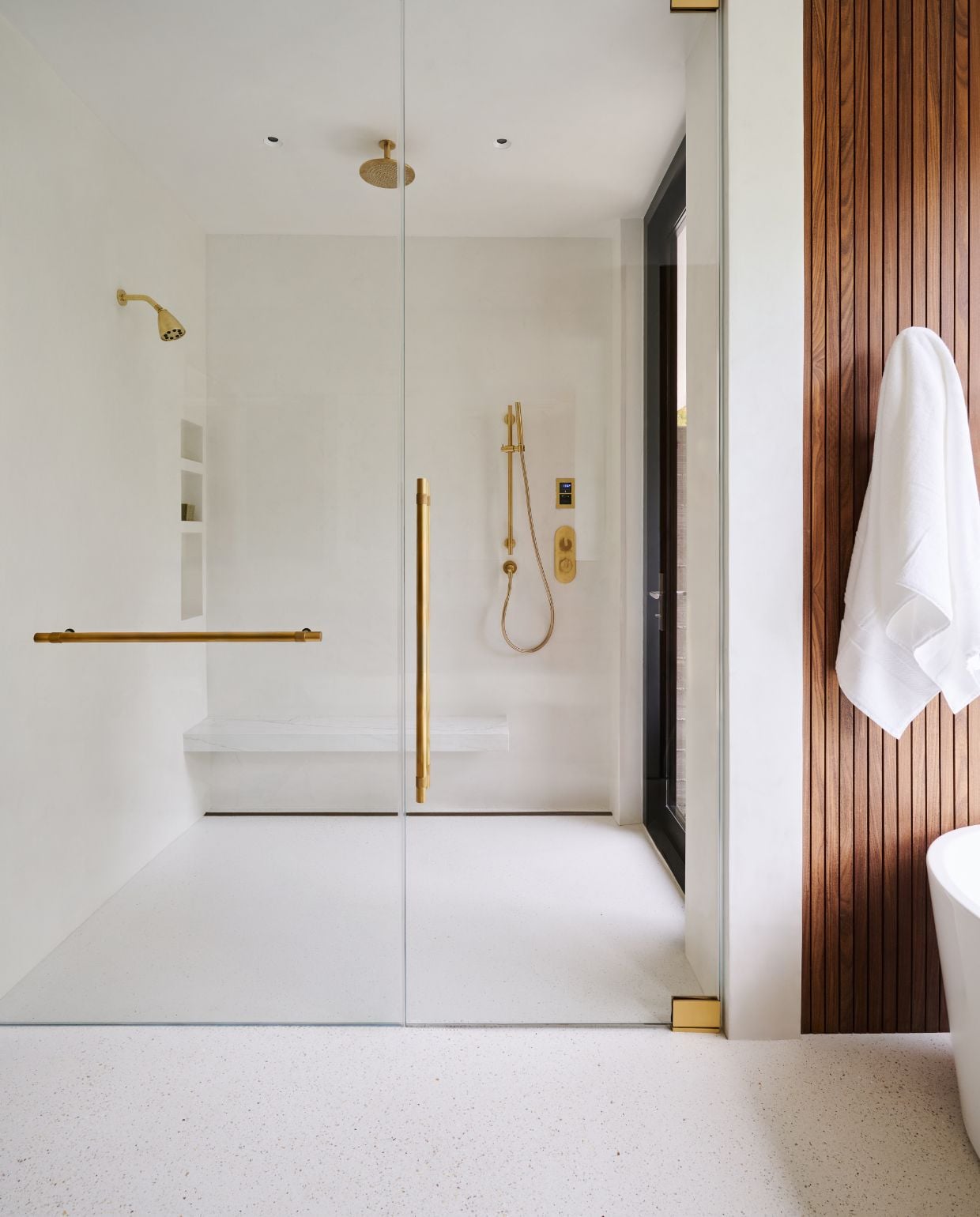 Vloer en wanden beton. Kranen Graff. Handdoek Parachute. vtwonen Design 03-2026 | fotografie Valentina Sommariva