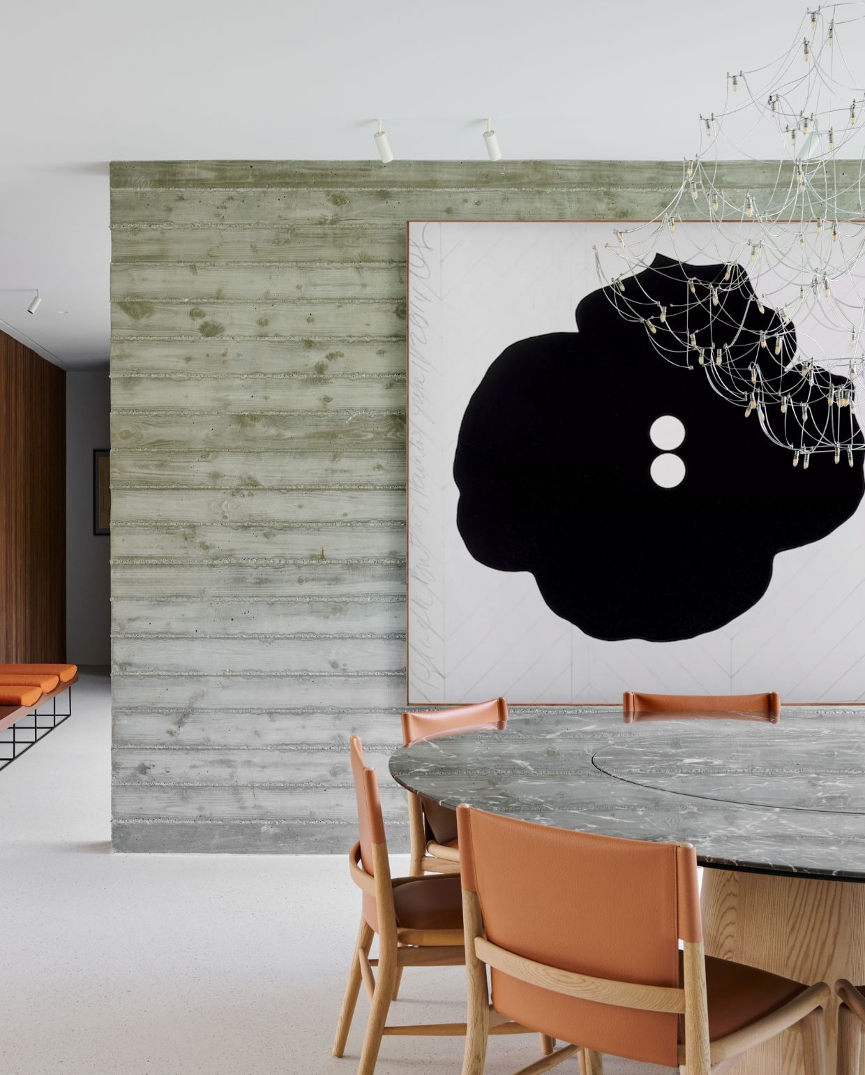 Eettafel Piero Lissoni voor Porro. Stoelen Antonio Citterio voor B&b Italia. Kroonluchter Baxter. Kunstwerk Donald Sultan. Bank Jorge Zalszupin. vtwonen Design 03-2026 | fotografie Valentina Sommariva