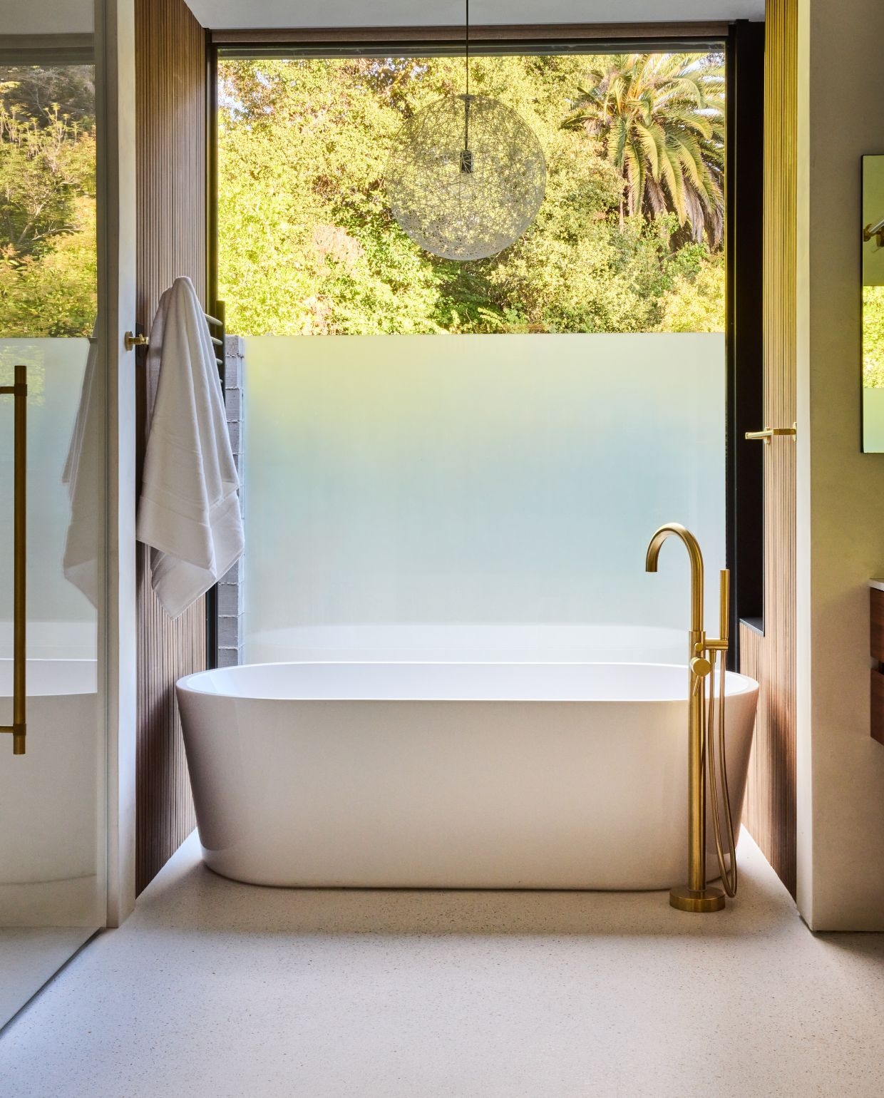 Bad Agape. Kranen Graff. Hanglamp Moooi. Wandpaneel teakhout. Handdoek Parachute. vtwonen Design 03-2026 | fotografie Valentina Sommariva