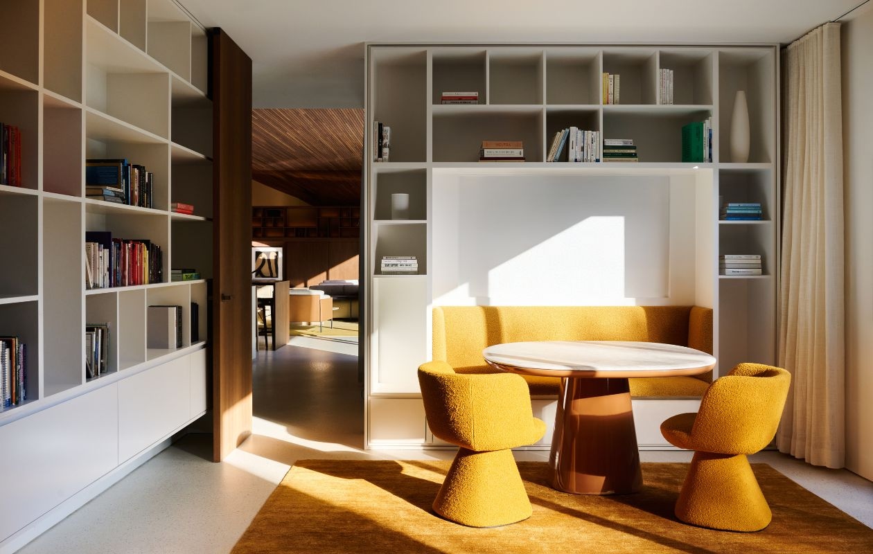 Tafel en stoelen Flair O’Maxi van Monica Armani voor B&b Italia. Vloerkleed Woven. Boekenkast op maat gemaakt. vtwonen Design 03-2026 | fotografie Valentina Sommariva