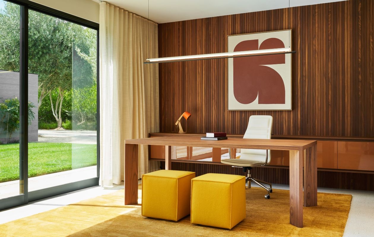 Bureau Paolo Cappello voor Miniforms. Bureaustoel Jasper Morrison voor Cappellini. Poefs Paola Lenti. Vloerkleed Woven. Lamp Santa & Cole. Schilderij Jeroen Broux. Wandpanelen en wandkast maatwerk. vtwonen Design 03-2026 | fotografie Valentina Sommariva