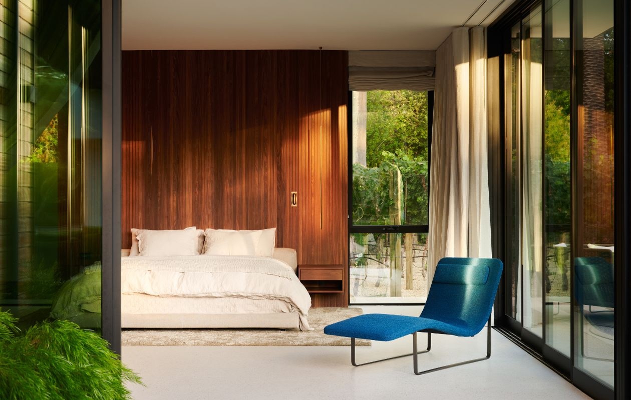 Bed Living Divani. Nachtkastjes en kastenwand op maat gemaakt. Bedlinnen Parachute. Vloerkleed Woven. Chaise longue Jeffrey Bernett voor B&b Italia. vtwonen Design 03-2026 | fotografie Valentina Sommariva