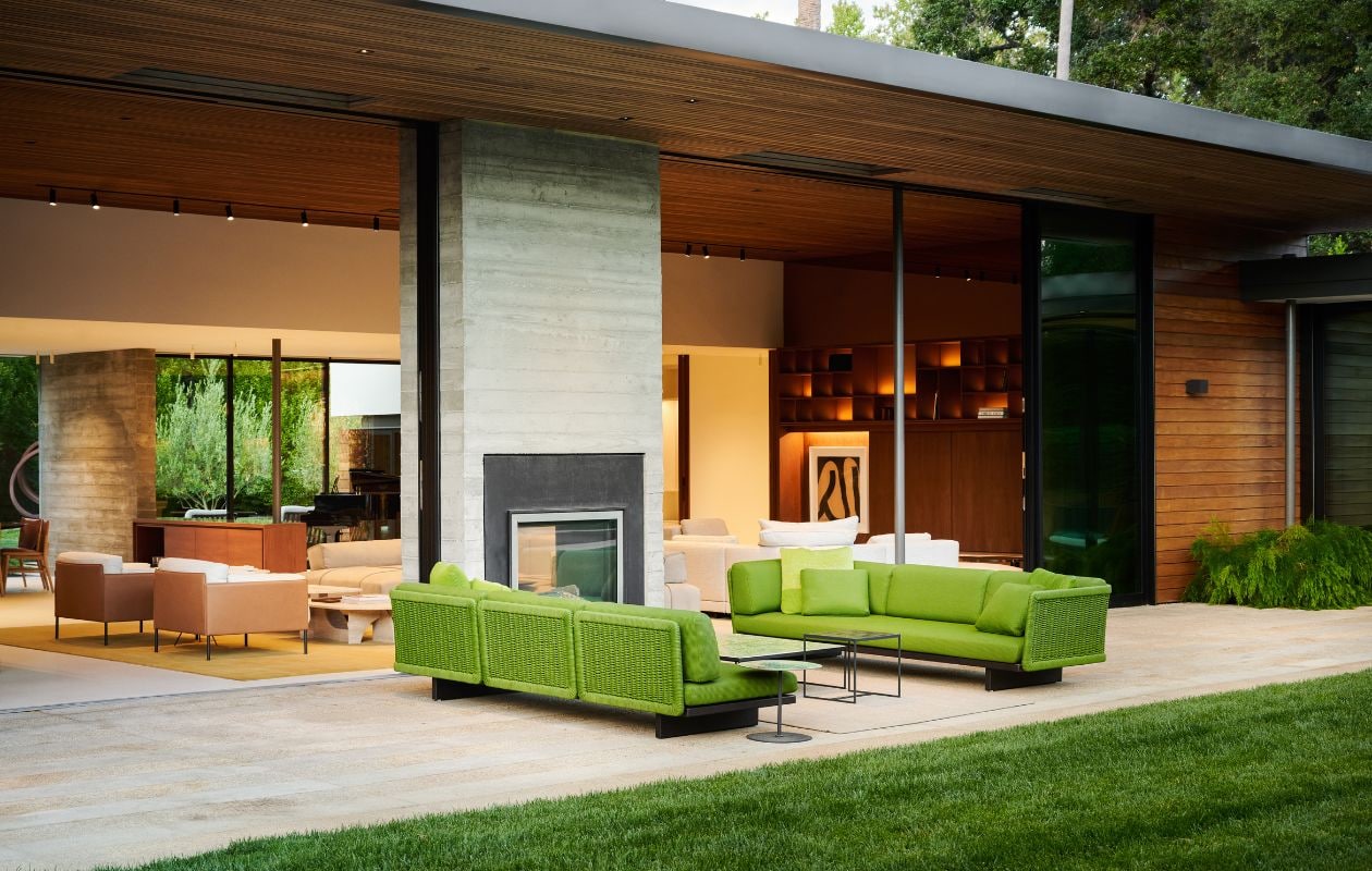 Binnen en buiten lopen feilloos in elkaar over. Groene banken en bijzettafels Paola Lenti. vtwonen Design 03-2026 | fotografie Valentina Sommariva