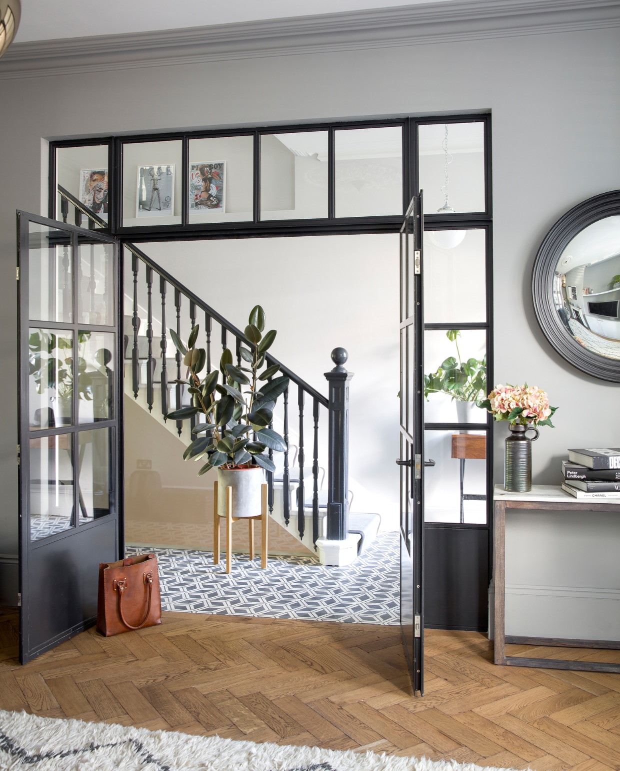 De deur en sponning werden vervangen door brede, hoge stalen deuren. Het metalen raam is van Clement Window en de tegels van Popham Design zijn van Ann Sack. vtwonen 01-2020 | fotografie Rei Moon / Living Inside