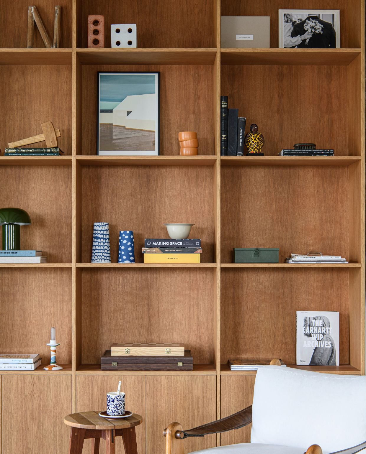 Kast op maat gemaakt door Ølav Houtelier. Inhoud overal vandaan, onder andere reizen. vtwonen 04-2026 | styling Esther Loonstijn | fotografie Louis Lemaire