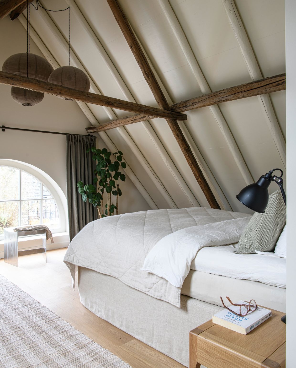 Bed Coco-Mat. Hanglampen, nachtkastje Zara Home. Lamp Lampe Gras van Dcw Éditions. Gordijnen Loggere Wilpower. Muurverf School House White van Farrow & Ball. vtwonen 04-2026 | styling Esther Loonstijn | fotografie Louis Lemaire