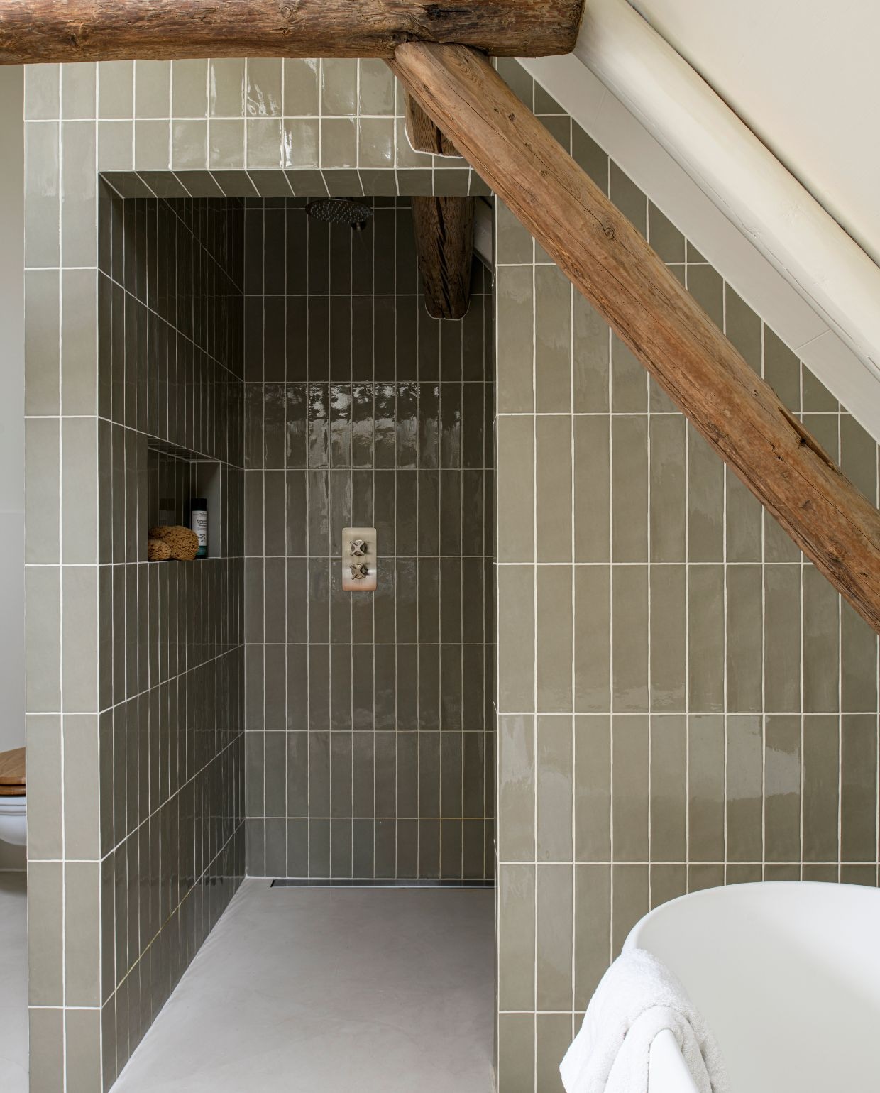 Tegels Tegels in Huis. Douchekranen The Classic House. Vloer microcement lichtbeige. vtwonen 04-2026 | styling Esther Loonstijn | fotografie Louis Lemaire