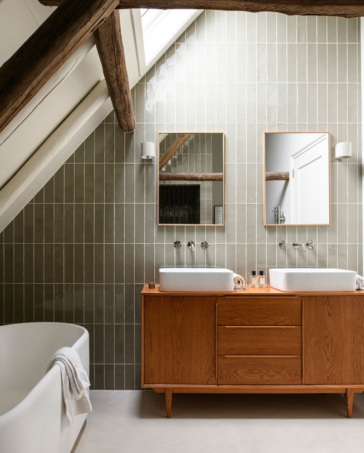 Badkamermeubel Maisons du Monde. Kranen The Classic House. Tegels Tegels in Huis. Vloer microcement lichtbeige. vtwonen 04-2026 | styling Esther Loonstijn | fotografie Louis Lemaire