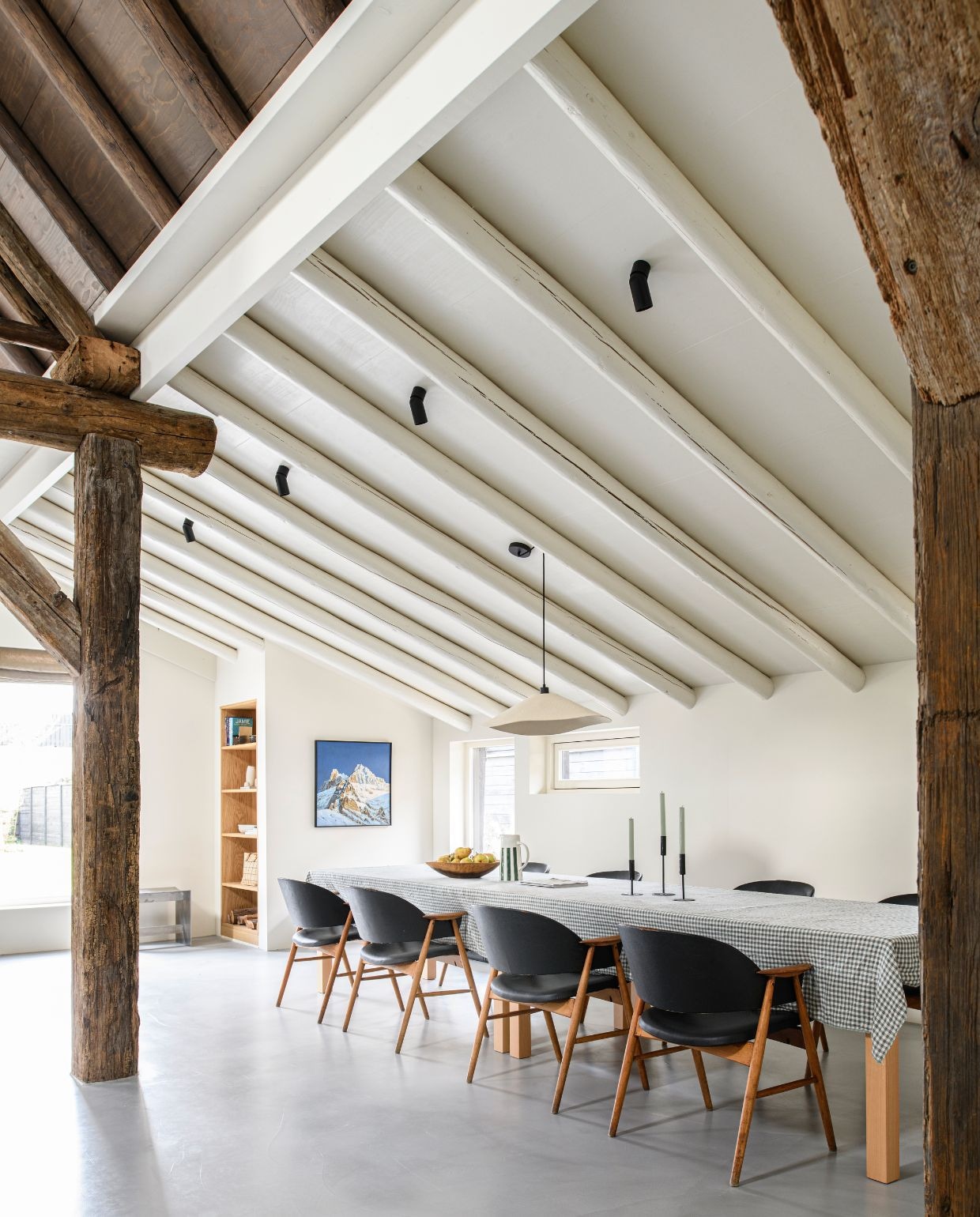 Tafel No sign of design van Richard Hutten. Stoelen vintage. Hanglamp Zara Home. Inbouwkast op maat gemaakt. Muurverf School House White en groenkleur keuken Mouse’s Back van Farrow & Ball. vtwonen 04-2026 | styling Esther Loonstijn | fotografie Louis Lemaire