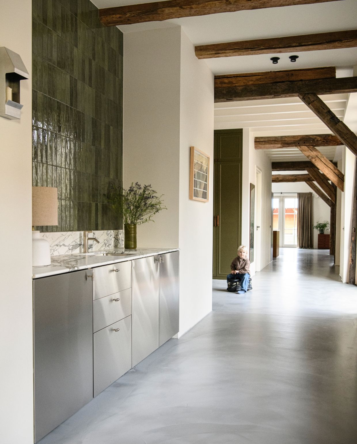 Bar met werkblad Arabescato Marble van Stone Creation. Kraan Studio Ore. Tegels Tegels in Huis. Lamp Westwing. vtwonen 04-2026 | styling Esther Loonstijn | fotografie Louis Lemaire