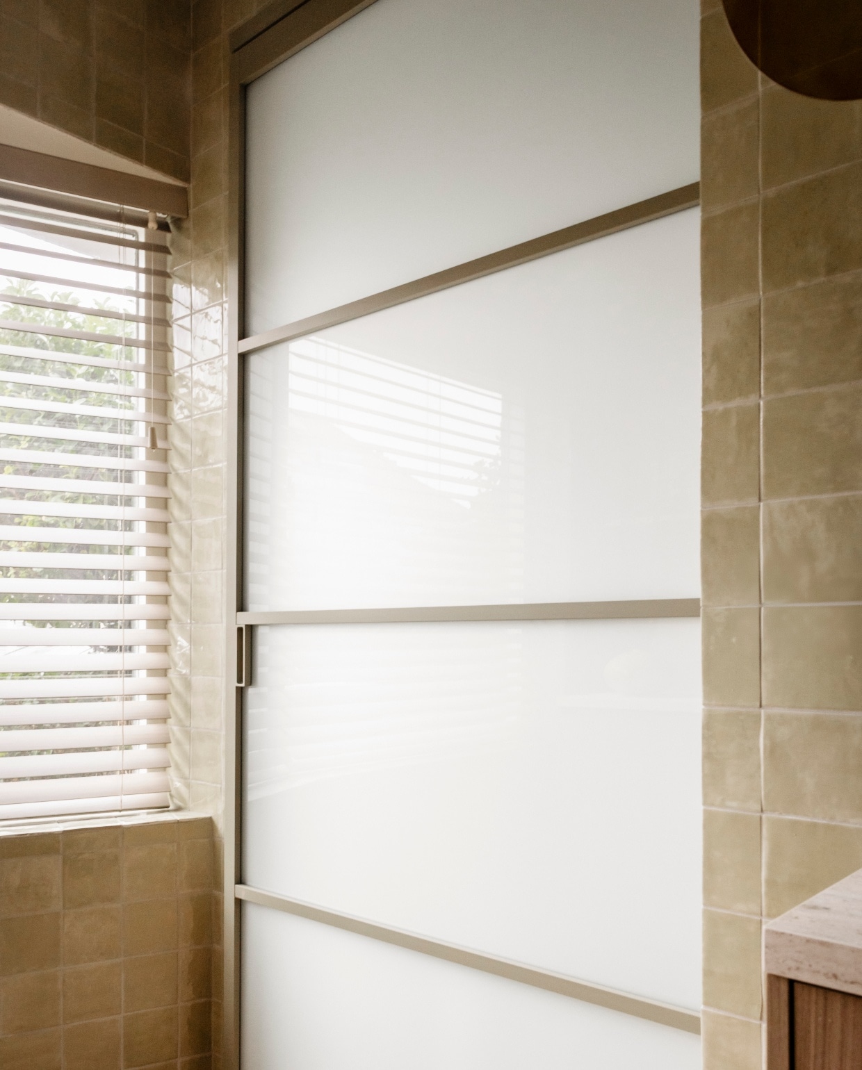 vtwonen Weer verliefd op je huis aflevering 8 seizoen 24 2026, deur tussen keuken en hal vtwonen Weer verliefd op je huis aflevering 8 seizoen 24 | styling Fietje Bruijn | fotografie Sonja Velda