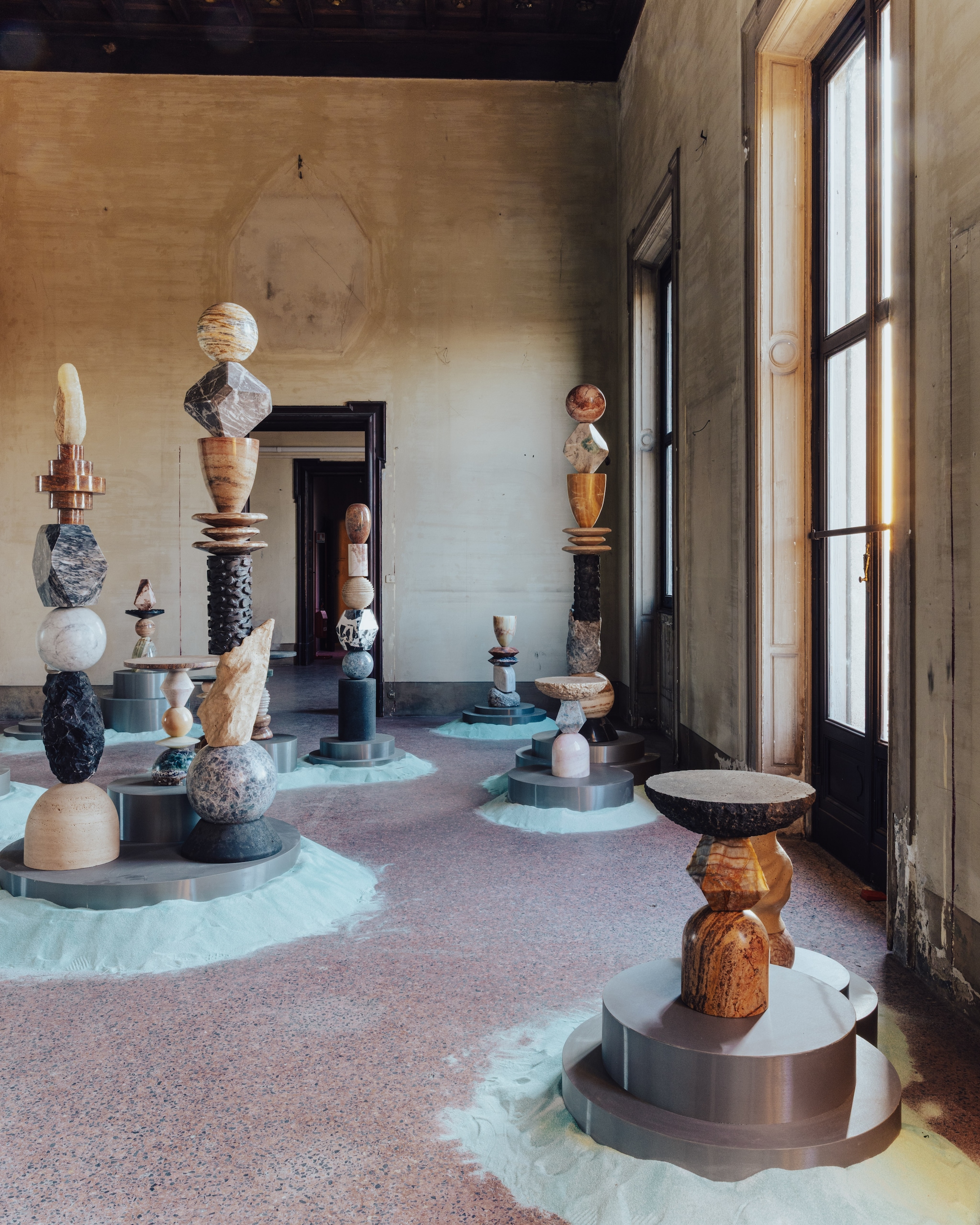 Totems van Sten Studio op Alcova Milaan in 2025 vtwonen Design 06-2026 | fotografie Piergiorgio Sorgetti