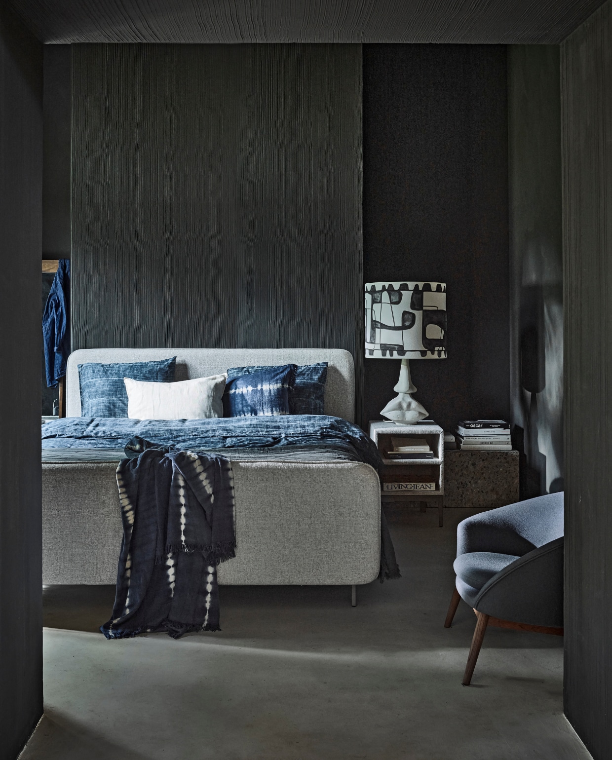 Boxspring Lifestyle by vtwonen Pepper vanaf € 1650,- (140×200 cm), nachtkastje Cumin met twee vakken, 45x45x62 cm (lxbxh) vanaf € 159,-, verkrijgbaar met verschillende stoffen en kleuren. Hier uitgevoerd met optioneel voetbord, stof Infinity Shell, metalen frame in kleur Champagne en poot Angle. M.m.v. nordal.eu (spiegel, wit linnen kussen), goeds.nl (fauteuil), anouk.com (schemerlampen), hm.com (tye-dye plaid en kussens). vtwonen 10-2021 | styling Cleo Scheulderman | fotografie Jeroen van der Spek | productie Tanja Saarberg | assistentie Krystel Jane Robinson